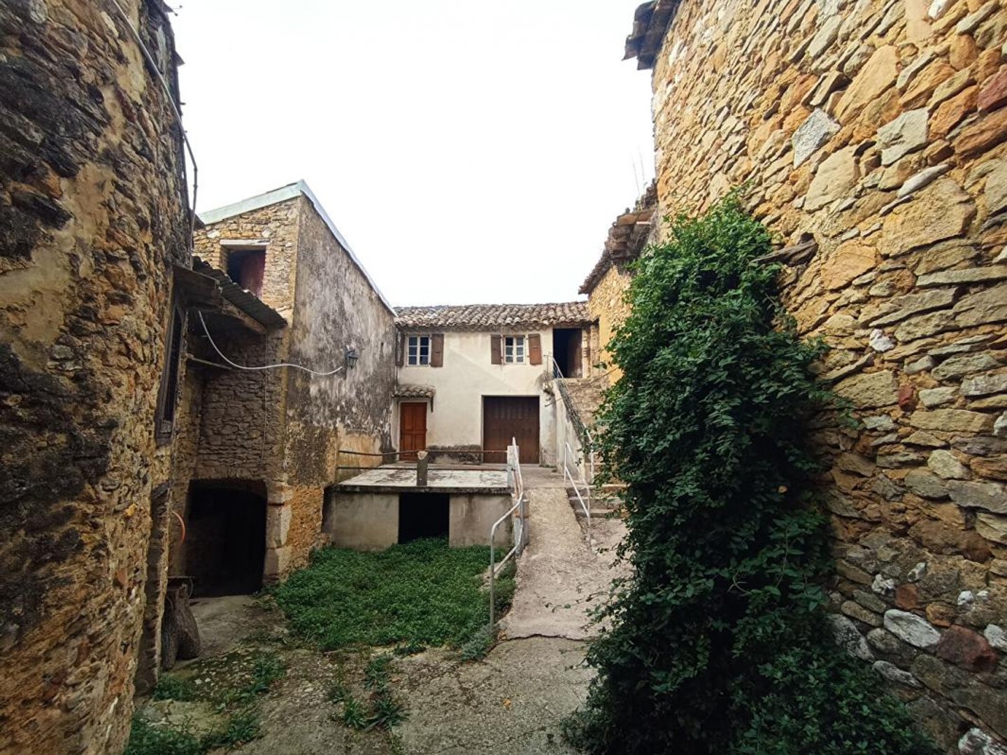 Corps de Ferme en pierre 180m², dépendances, sur terrain de 23 809m², 418 000 HAI