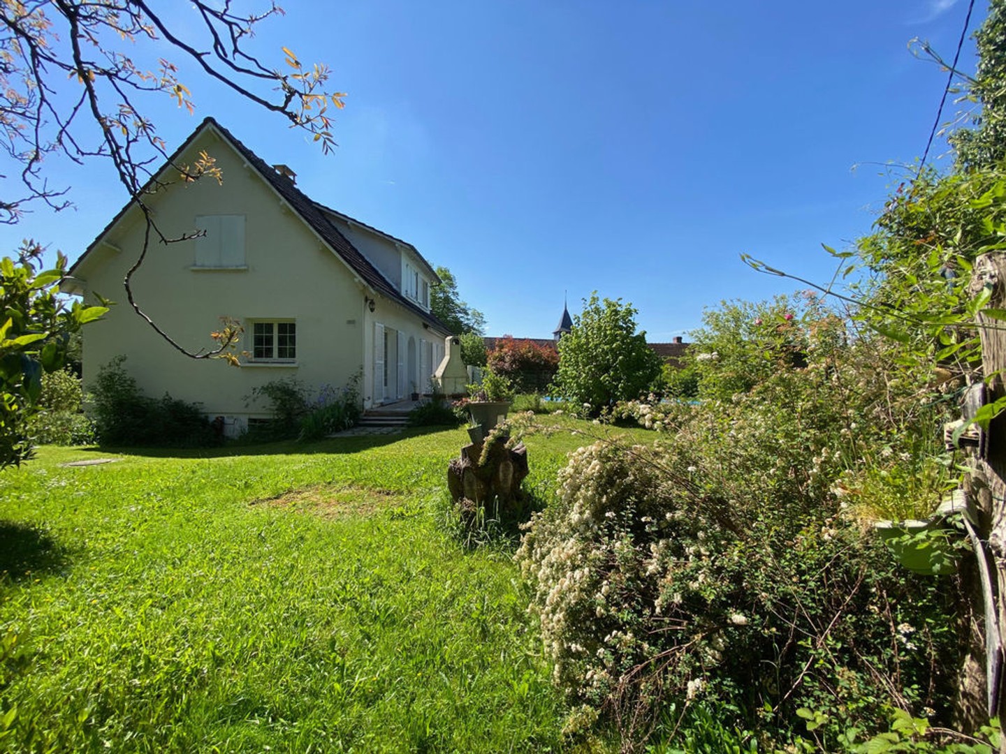 A 7mn de TOUCY, Jolie maison de 130 m2, 5 pièces, piscine chauffée, le tout sur un terrain de 1220 m2, jardin