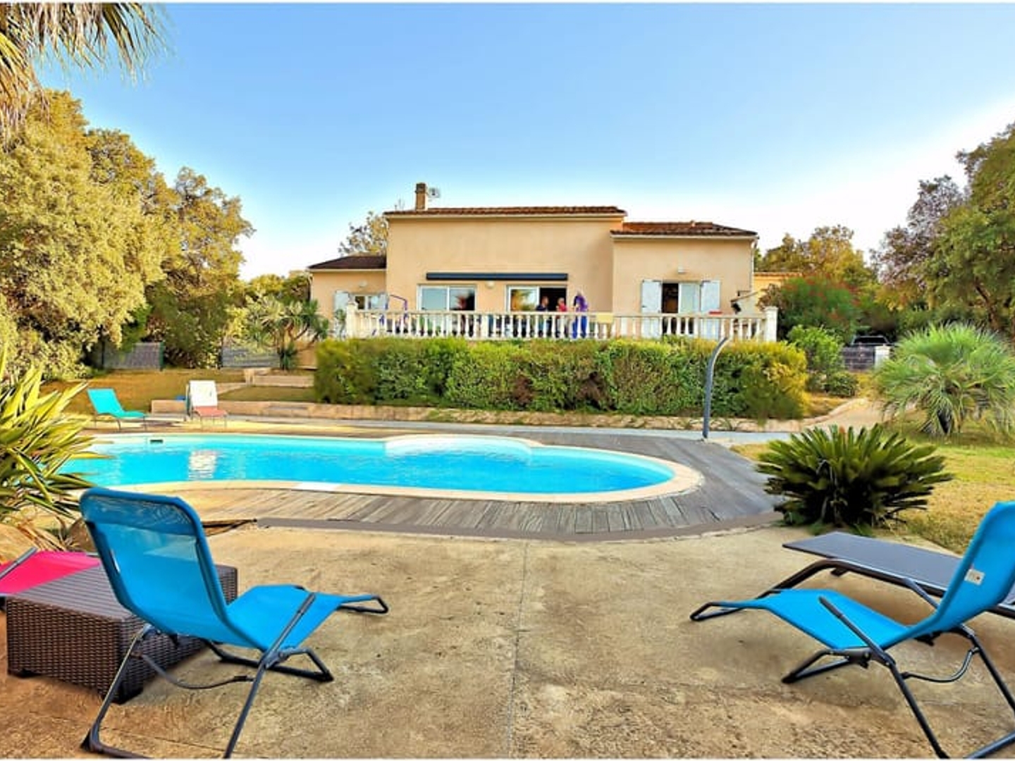 Superbe villa à proximité des plages à pied.