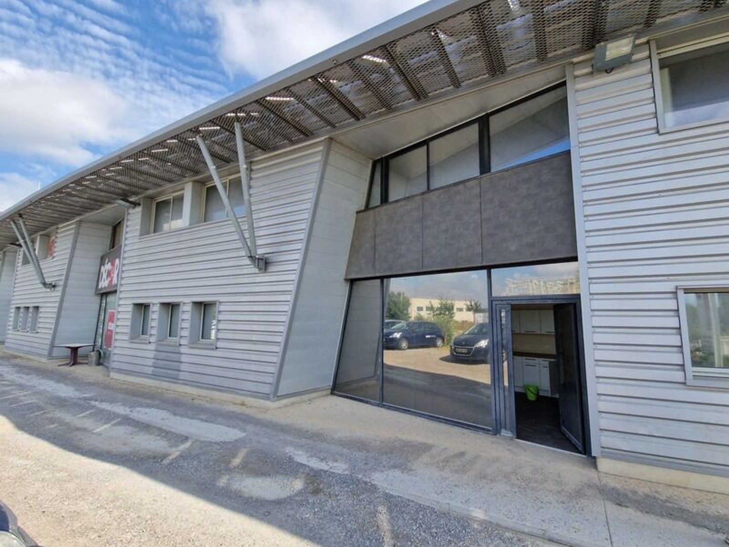À LOUER - Local avec vitrine 250 m² - Montpellier Garosud - Visibilité A9