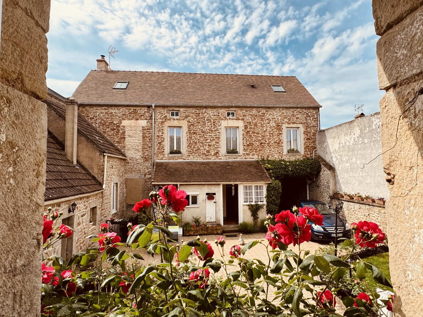 Charmante maison au coeur de ROUVRAY avec dépendances en très bon état avec jardin d'env. 767 m2 346 500 €.