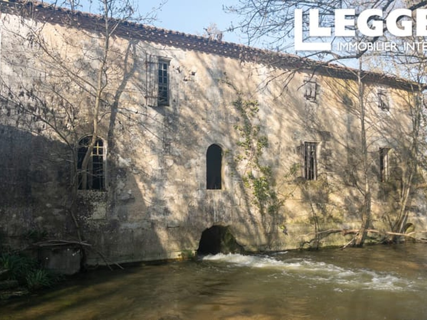 Authentique moulin à eau avec maison en pierre, dépendances et terrain de 15 362 m²