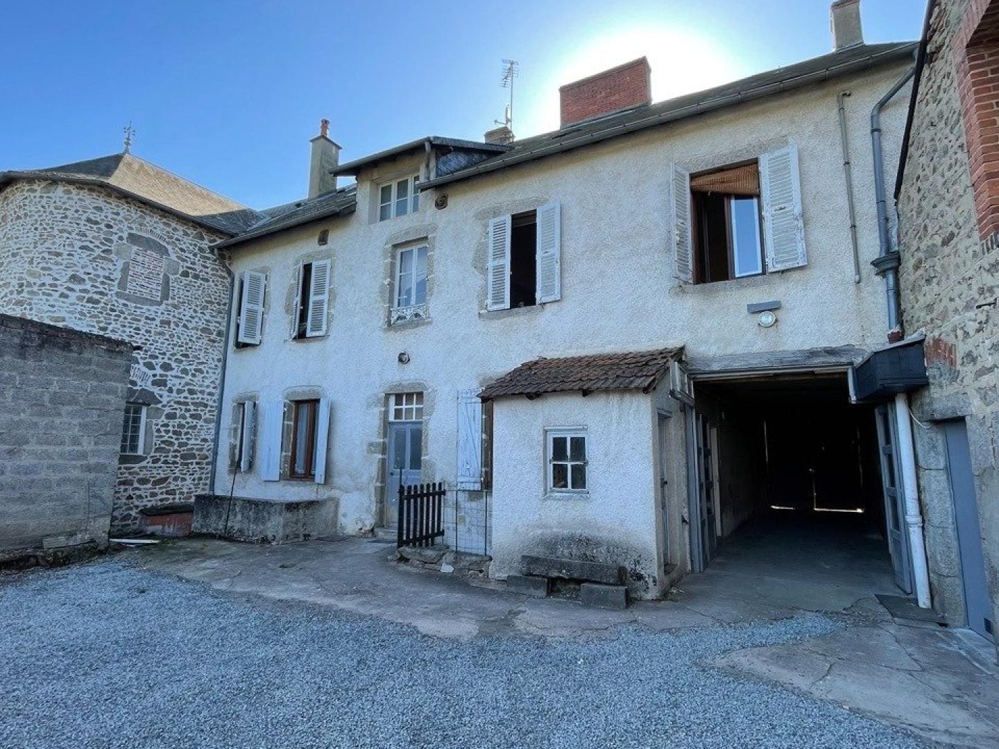 Maison de famille à très fort potentiel dans le centre du Mayet de Montagne