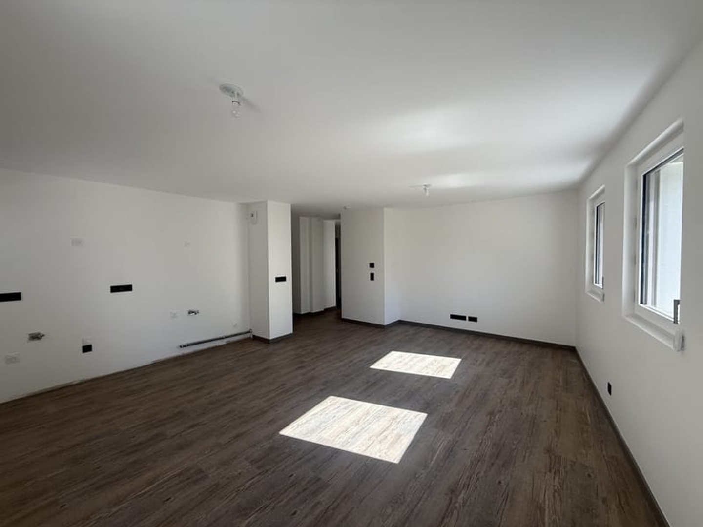 Appartement 3 pièces avec terrasse et stationnement privatif.