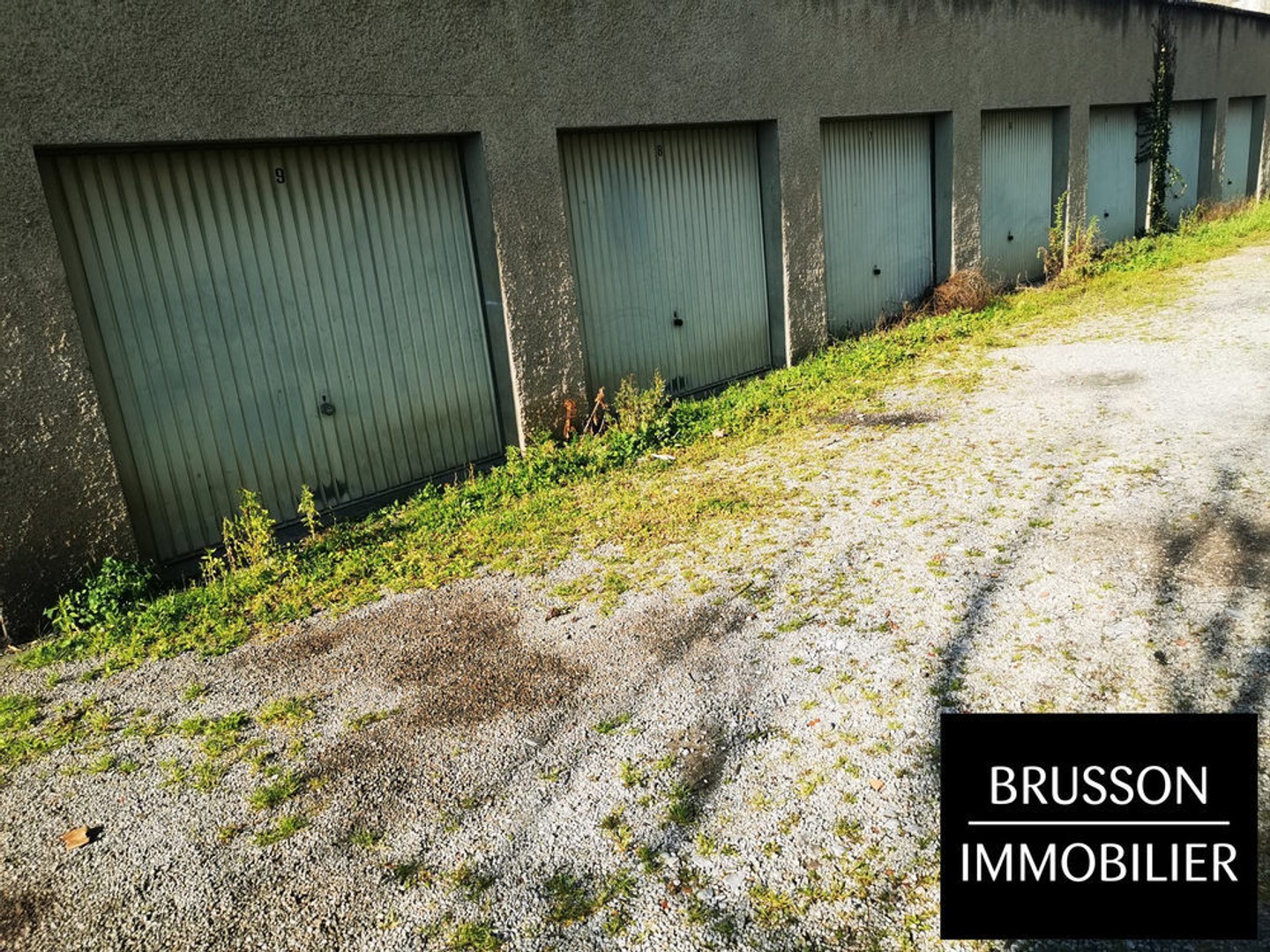 Ensemble immobilier composé de 10 garages