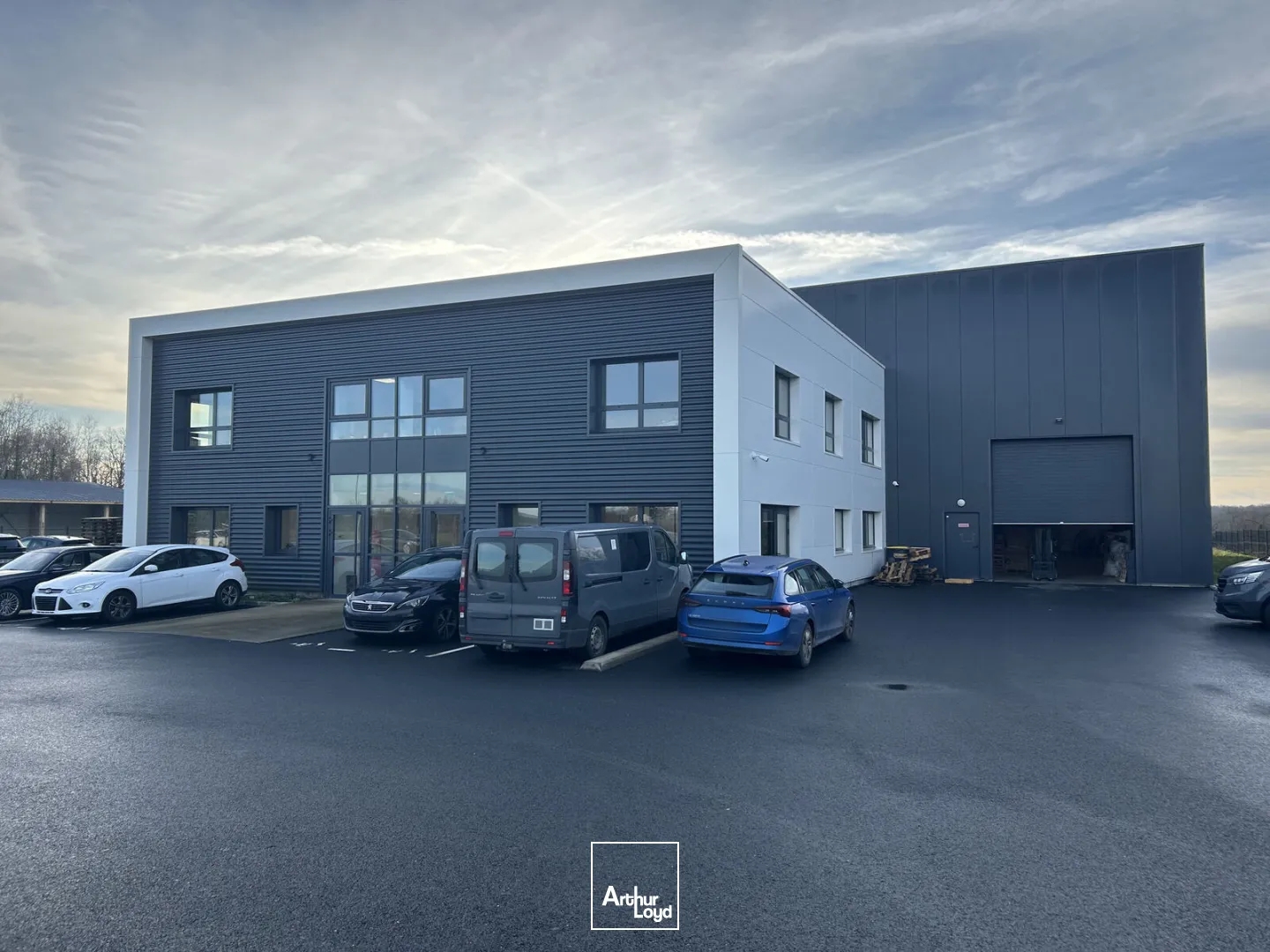 Entrepôt et bureaux à vendre à La Chevrolière avec extension possible