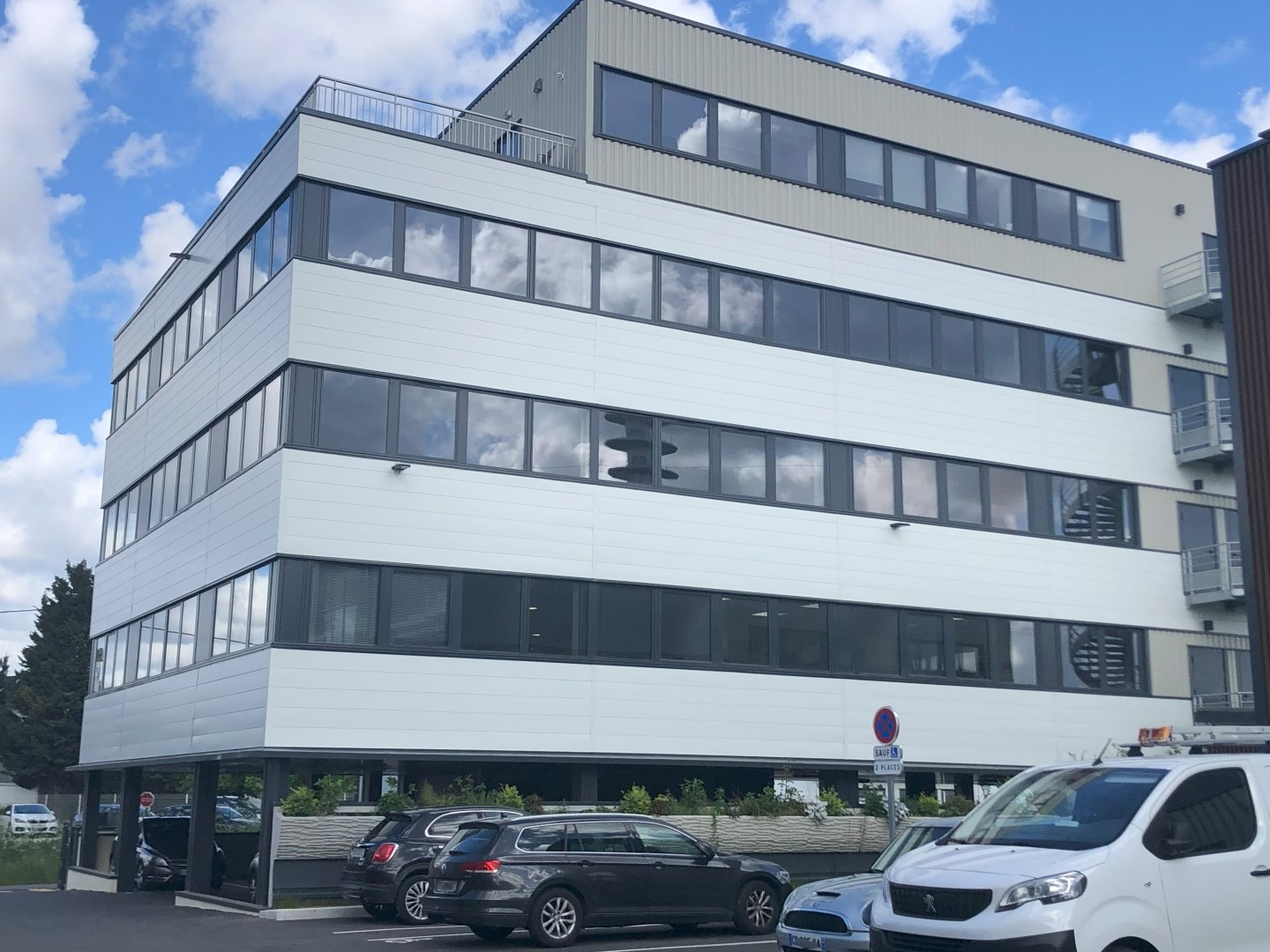Local professionnel 555 m²