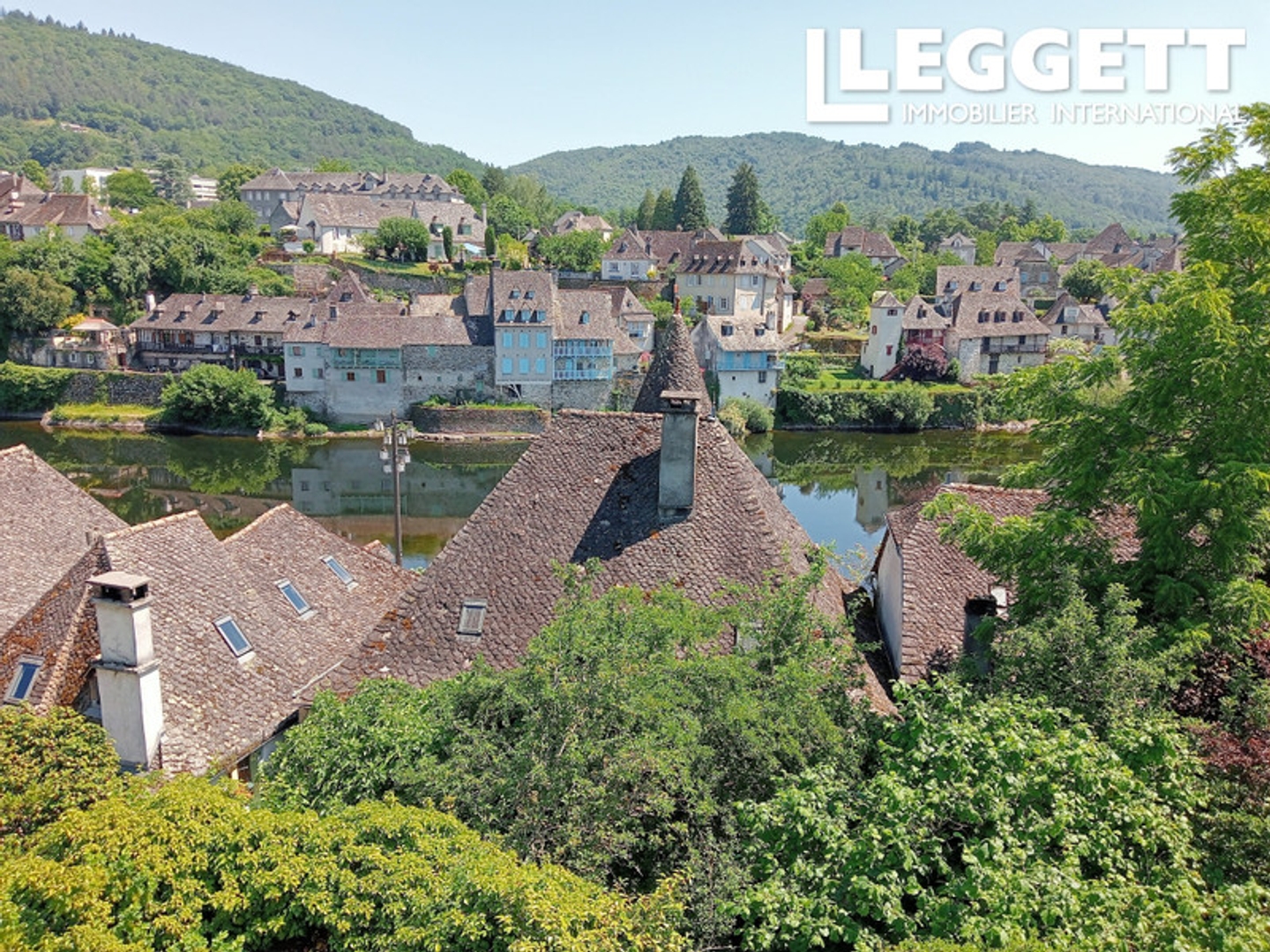 2 maisons communicantes et originales à rénover dans le quartier historique. Magnifique vue sur la Dordogne.