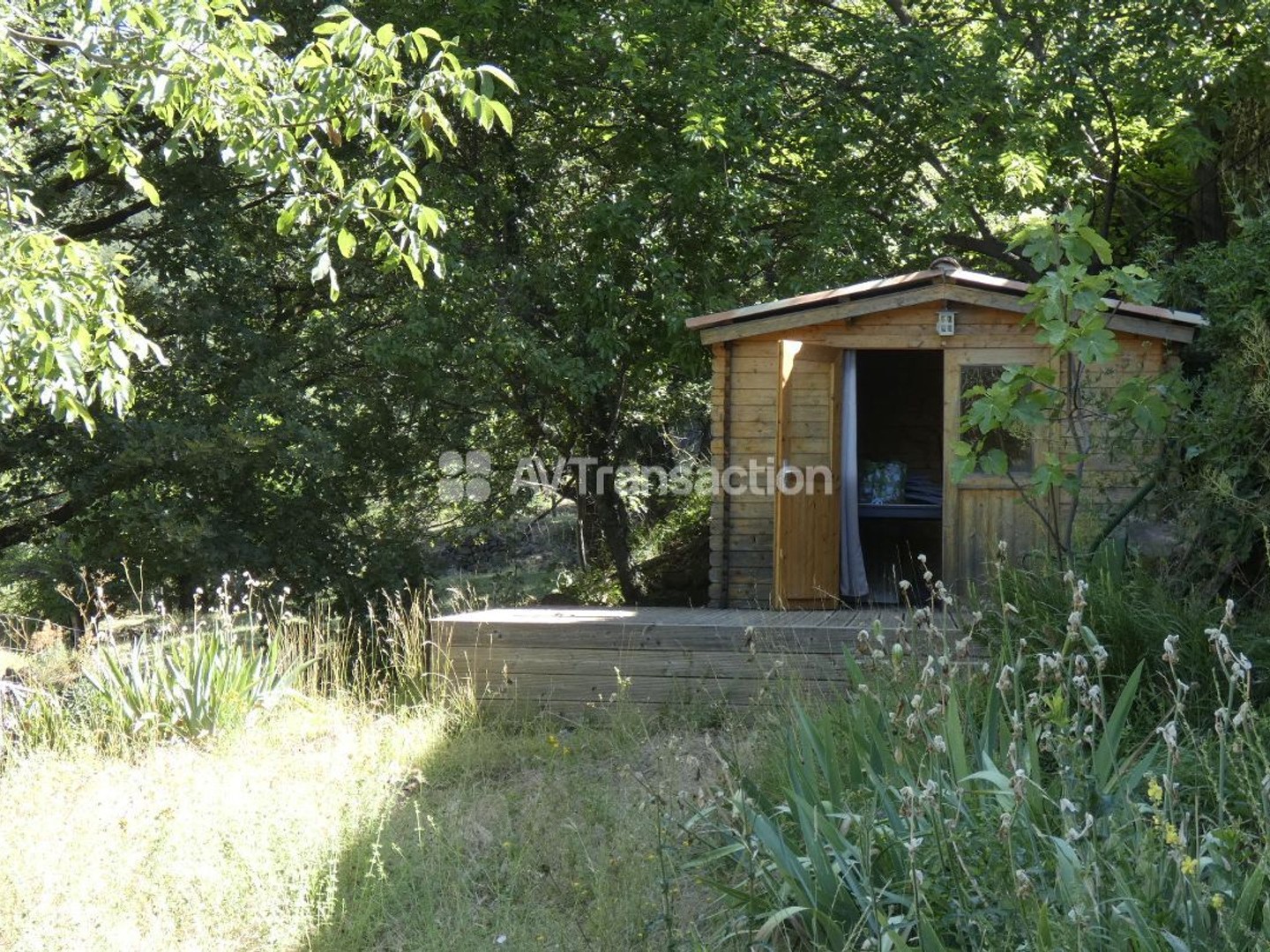 Maison en pierres avec jardin et chalet