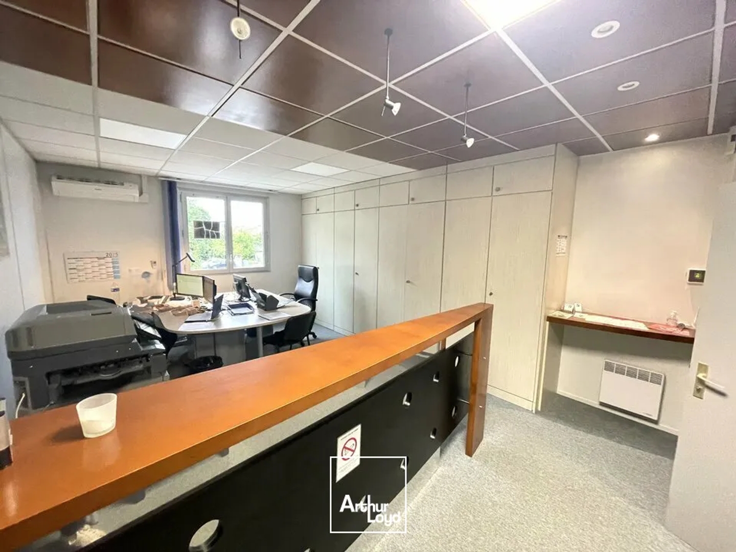 A VENDRE ENTRE CENTRE VILLE ET FAC BUREAUX CLIMATISES AVEC 7 EMPLACEMENT DE PARKING PRIVATIFS EN BON ETAT SUR UN AXE MAJEUR