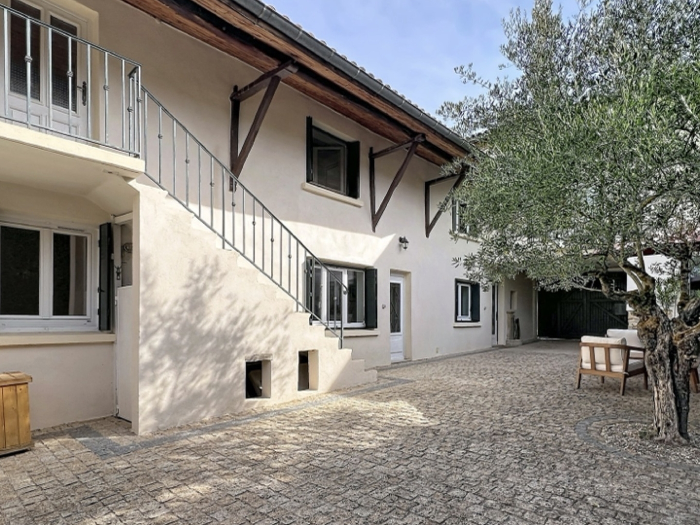 Ancienne bâtisse de caractère avec cour pavée, piscine et dépendances