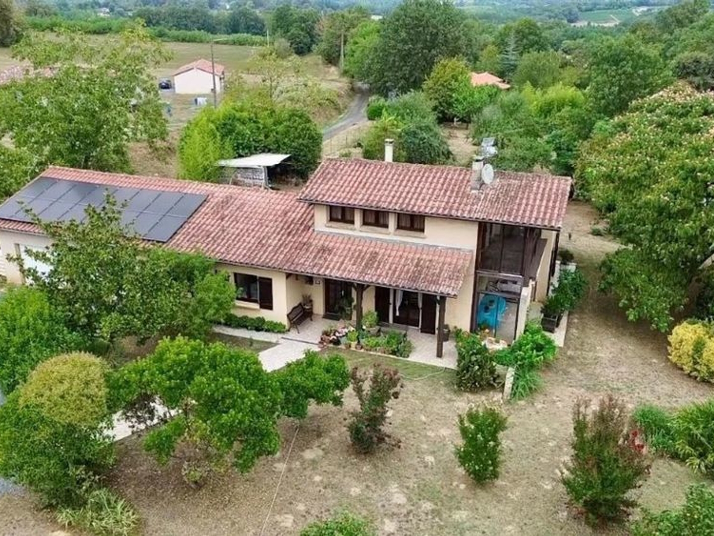 Maison de charme d'environ 165m² sur un terrain arboré et clos de 4500m² avec grand double garage attenant