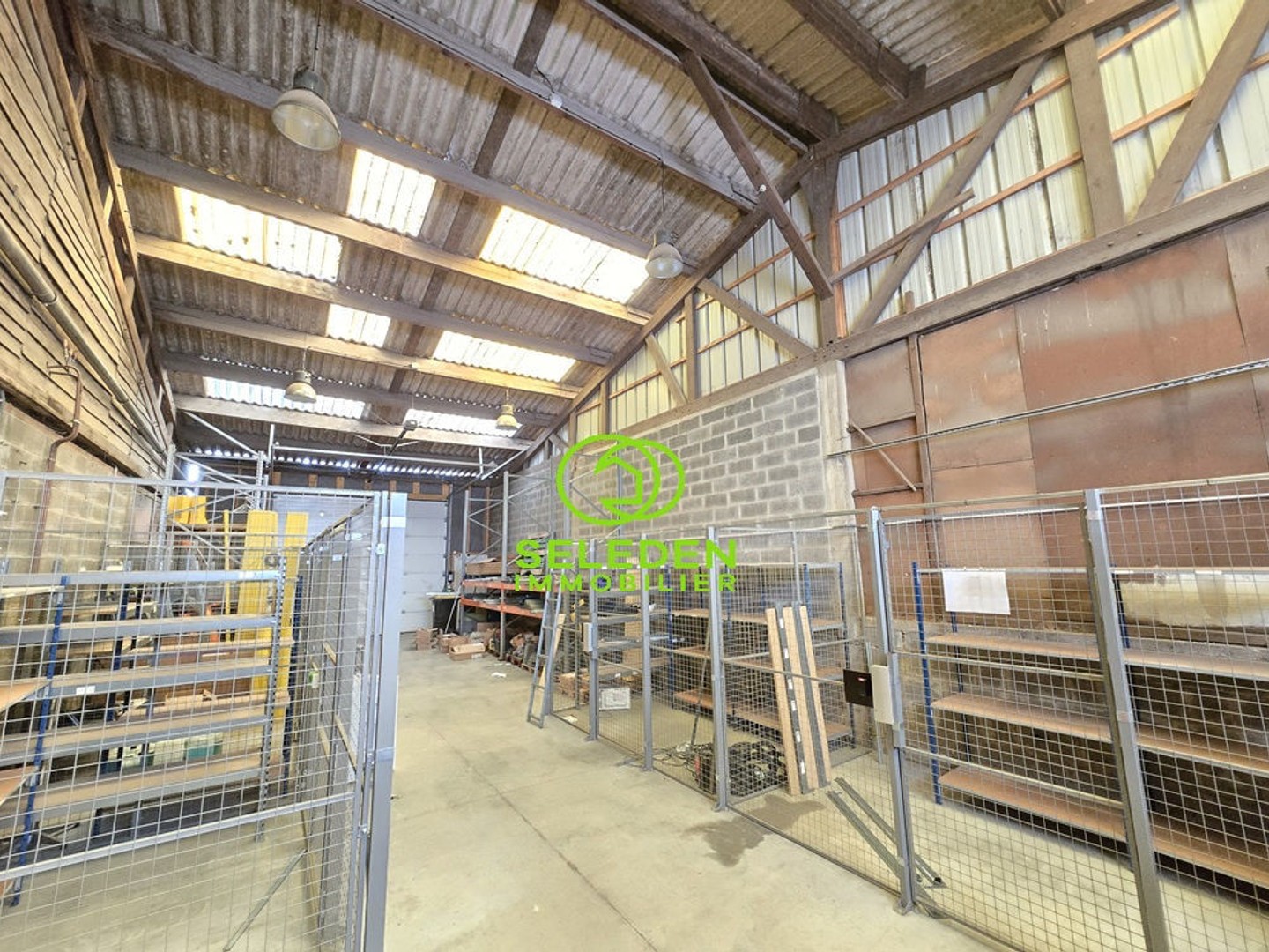 Local commercial avec hangar