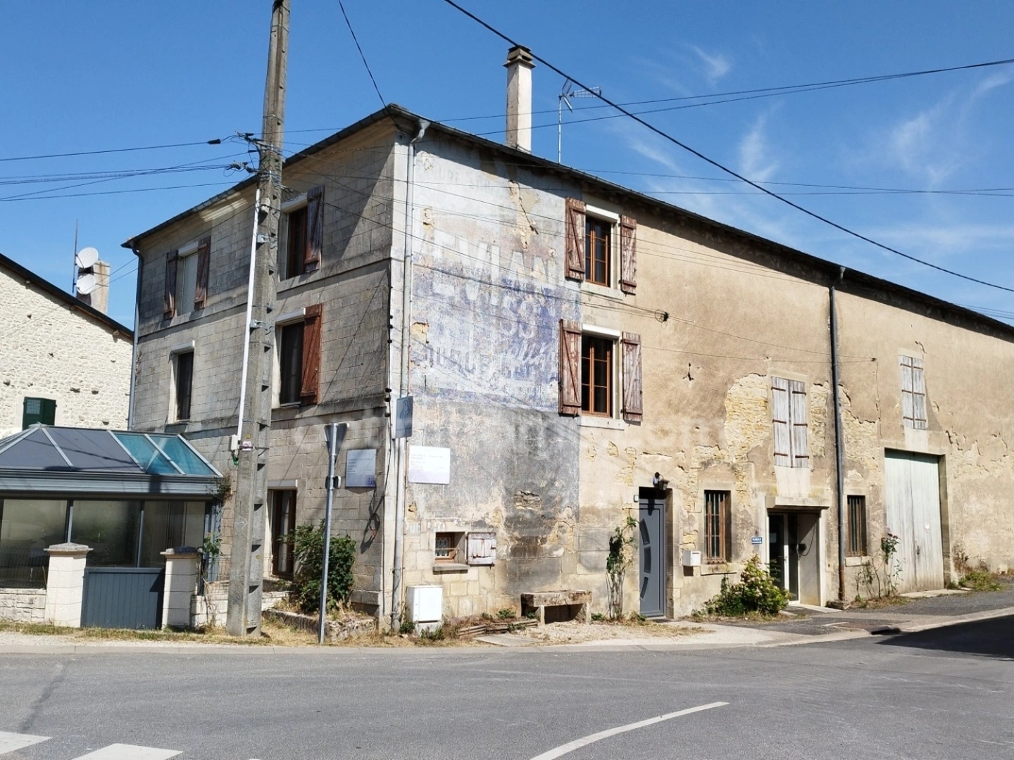 Maison en pierre style corps de ferme - 200 m² habitables avec dépendances - jardin & espace professionnel