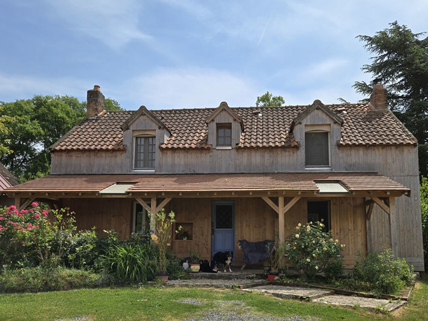 VIENNE : Domaine Équestre Privé de 3 Chambres avec Carrière, Écuries & Nombreuses Dépendances, à Proximité de la Ville Historiqu