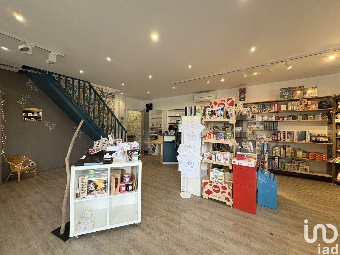 Immeuble commercial 81 m²