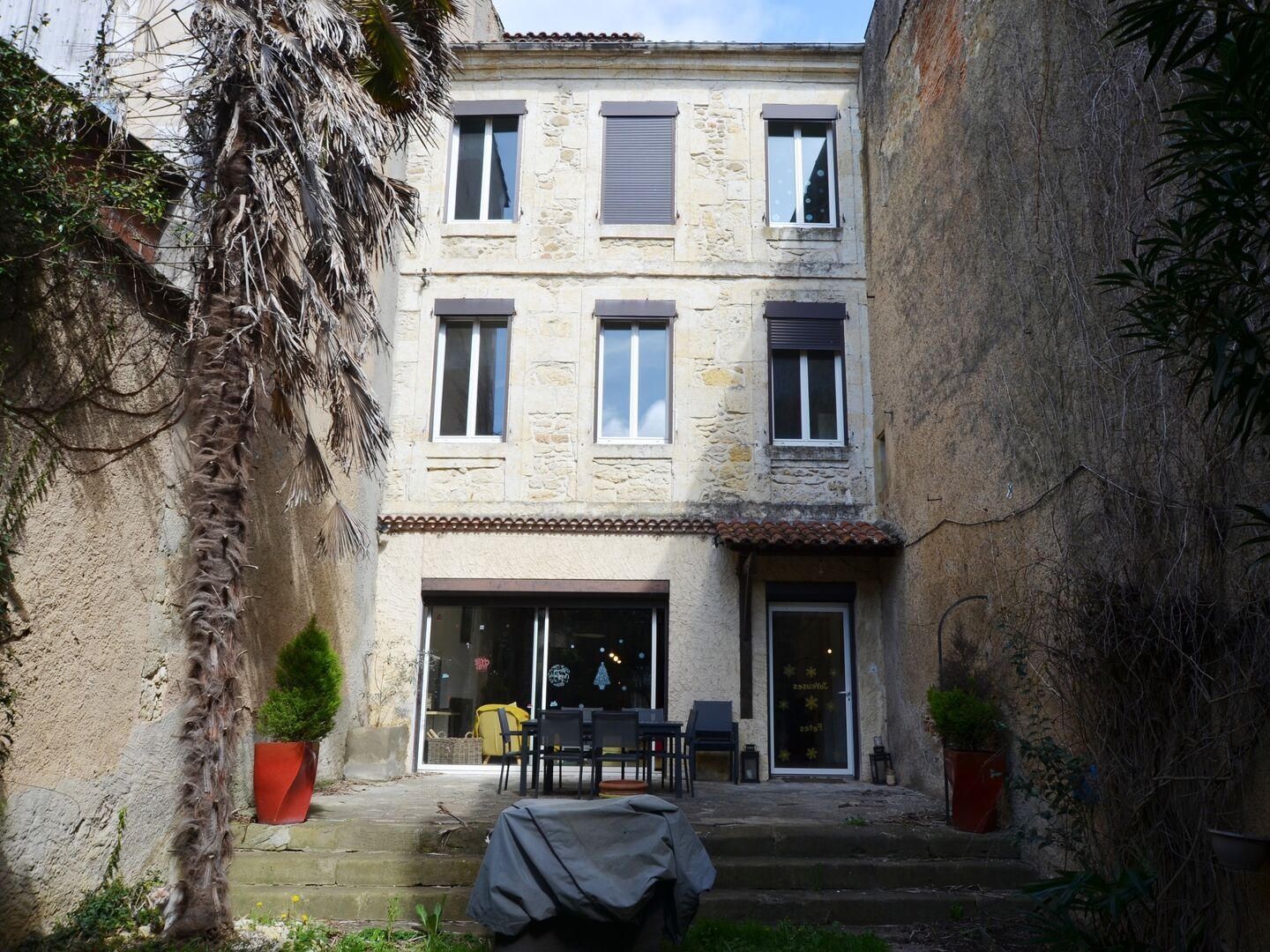 A vendre, Vic-Fezensac, Gers: spacieuse et charmante maison de ville avec 7 chambres, jardin, garage et balcon-terrasse. Très ca