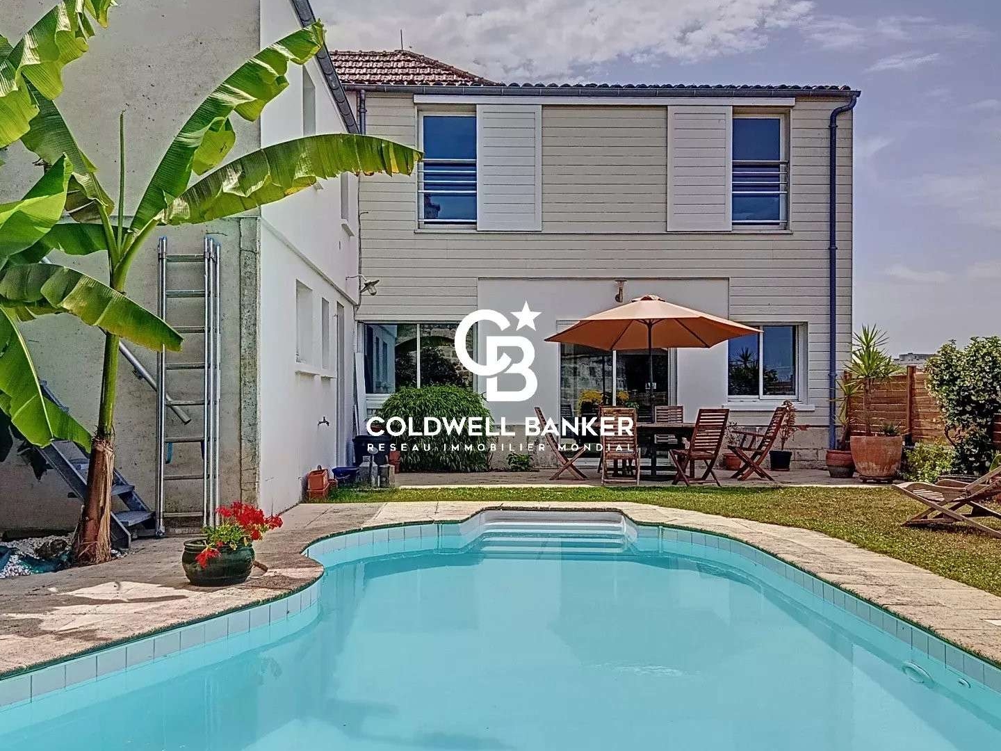 Maison à vendre - 8 pièces - 216m2 - Saintes (17100)