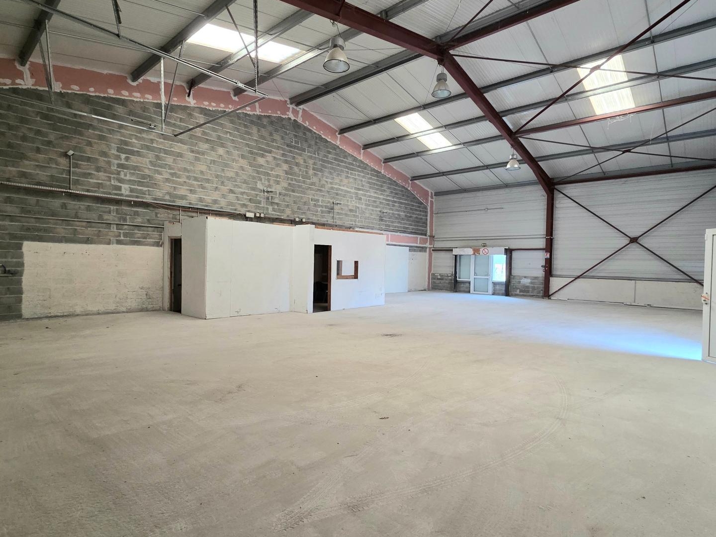 Grand volume pour activité de bureaux et stockage