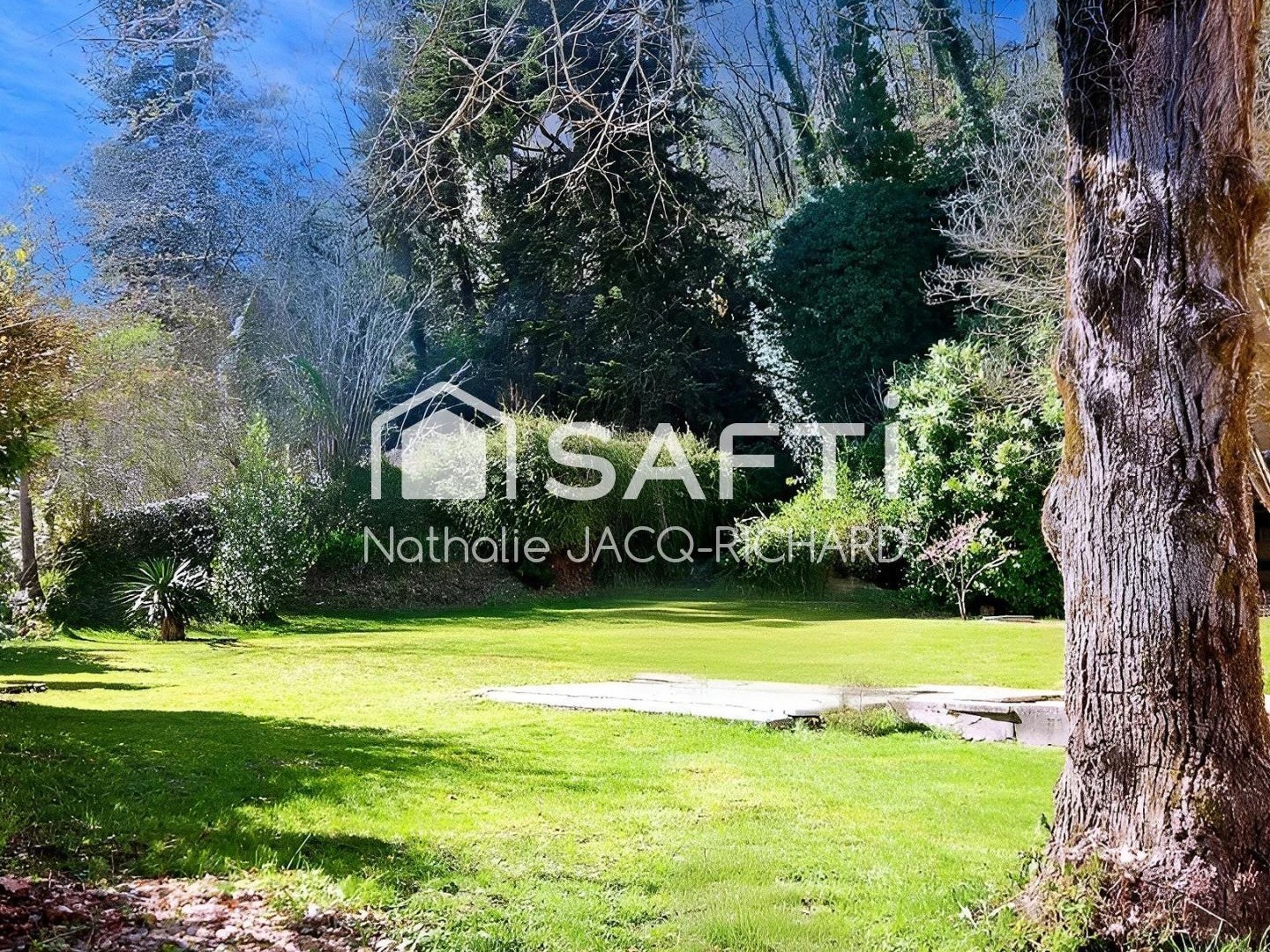 Belle maison familiale de 180m² rénovée dans un écrin de verdure - Lembras.