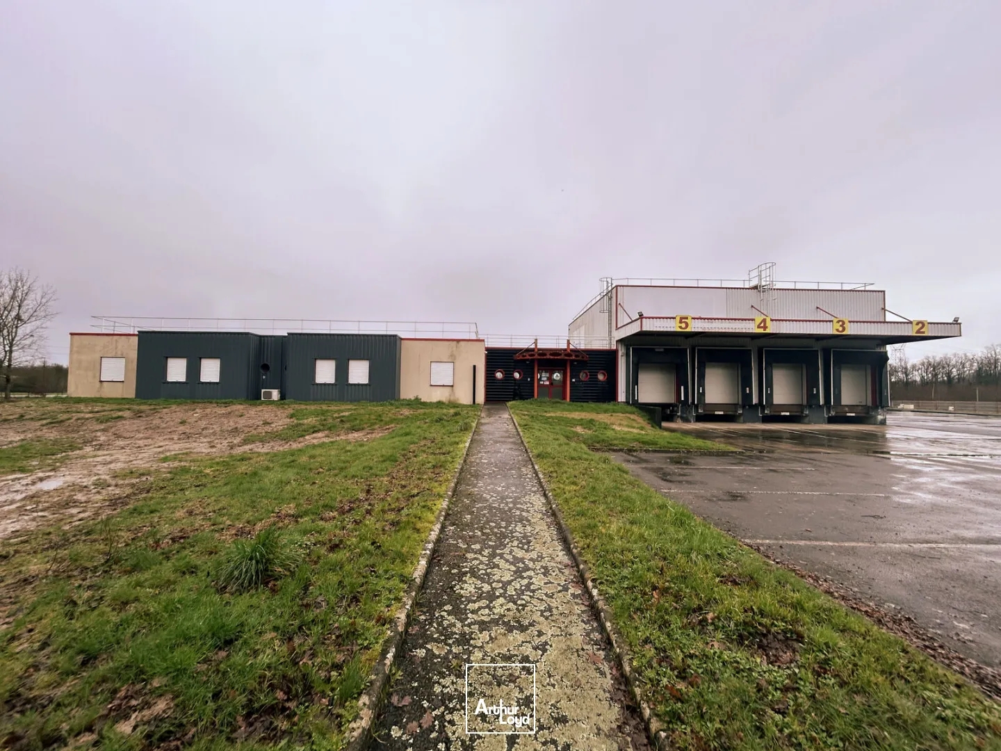 Local d activité à vendre à Saint Jean de Boiseau avec façade commerciale