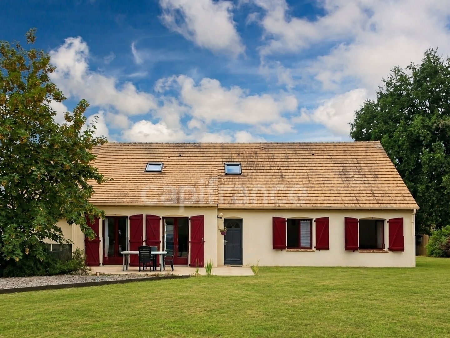 Un véritable espace de vie familial à Lombron : 210 m² et près de 3 000 m² de terrain