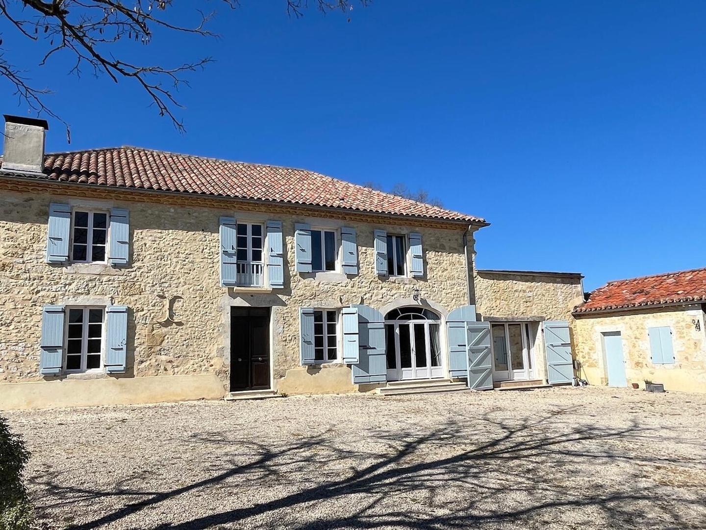 A vendre, Gers : Belle maison gasconne sur terrain avec prairies de 4,2 ha avec piscine, dépendances, chemin d'accès privé avec