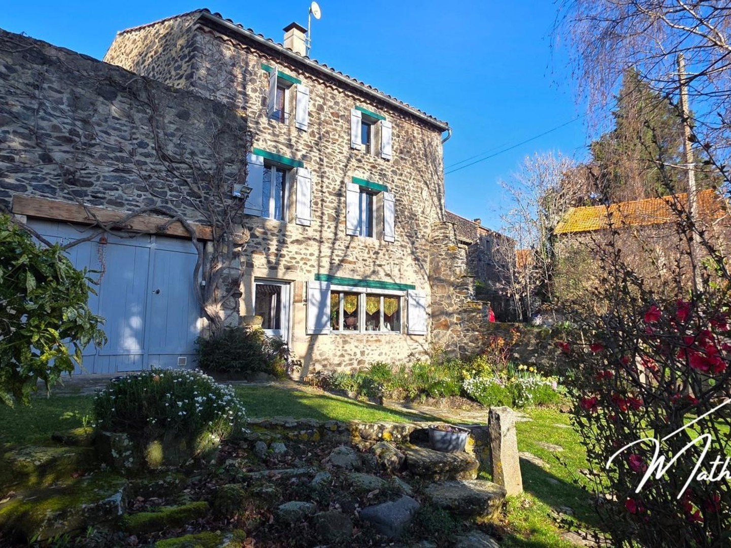Maison avec un parc arboré et un gite