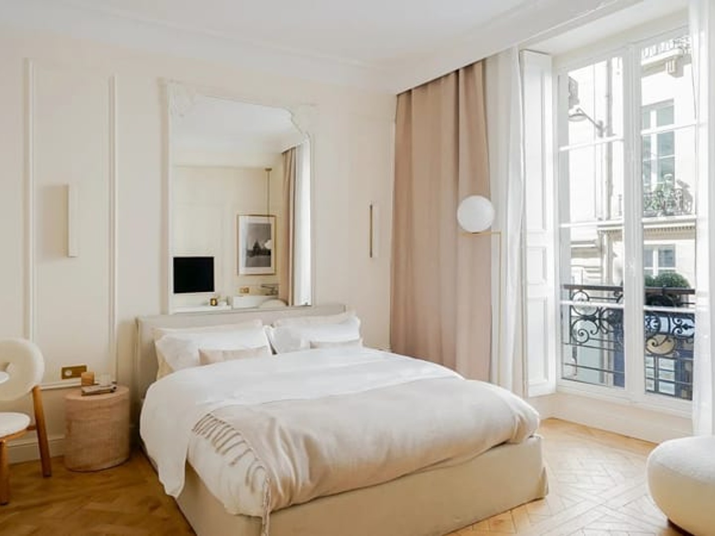 Paris 6e - RUE DE TOURNON / LUXEMBOURG - Studio rénové à vendre - 24,06m² Carrez - Vendu meublé.