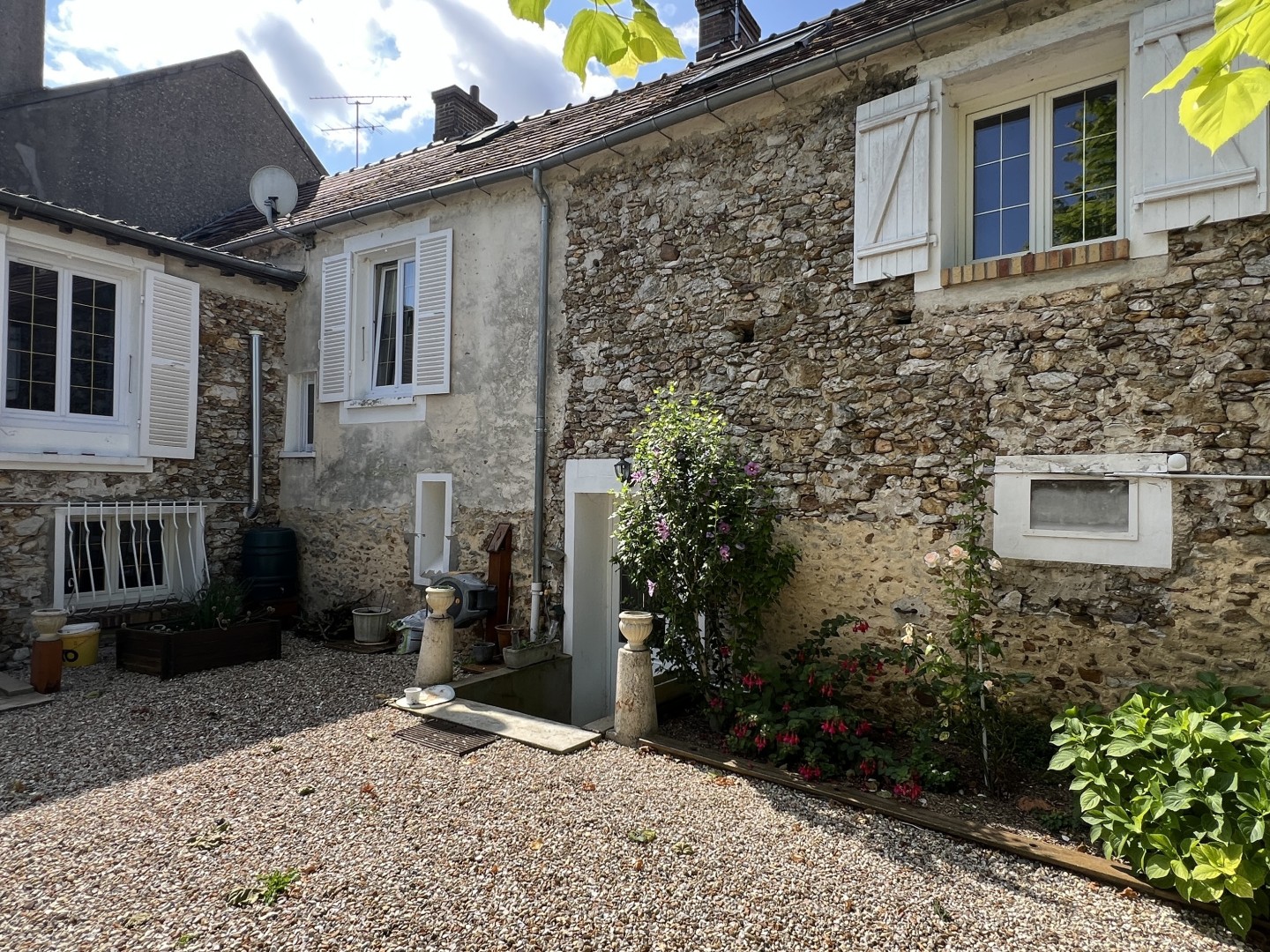 Maison ancienne avec dépendances sur 1418m2 de jardin