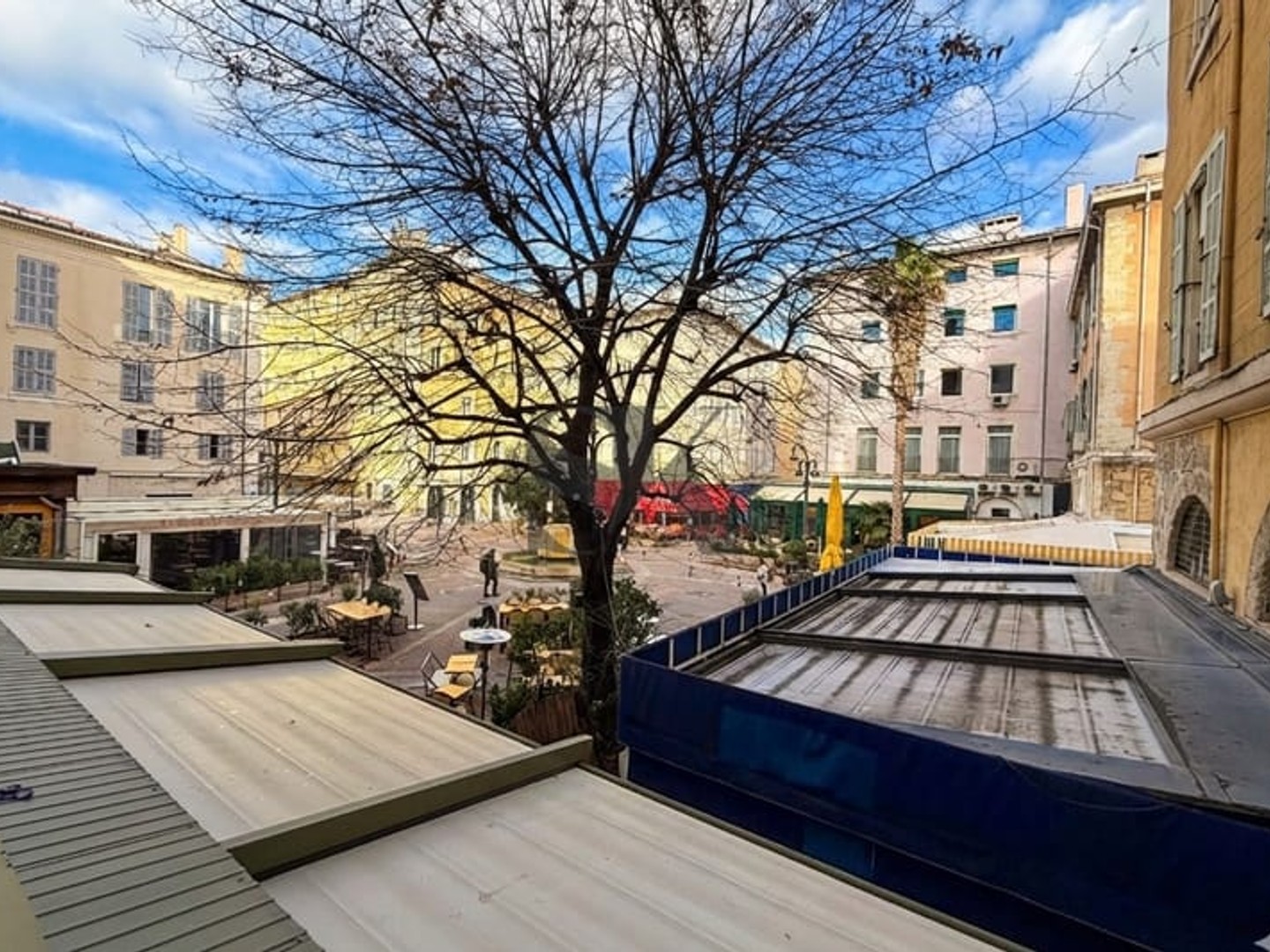 Place Thiars / Vieux-Port 60 m2 à double affectation, 1er