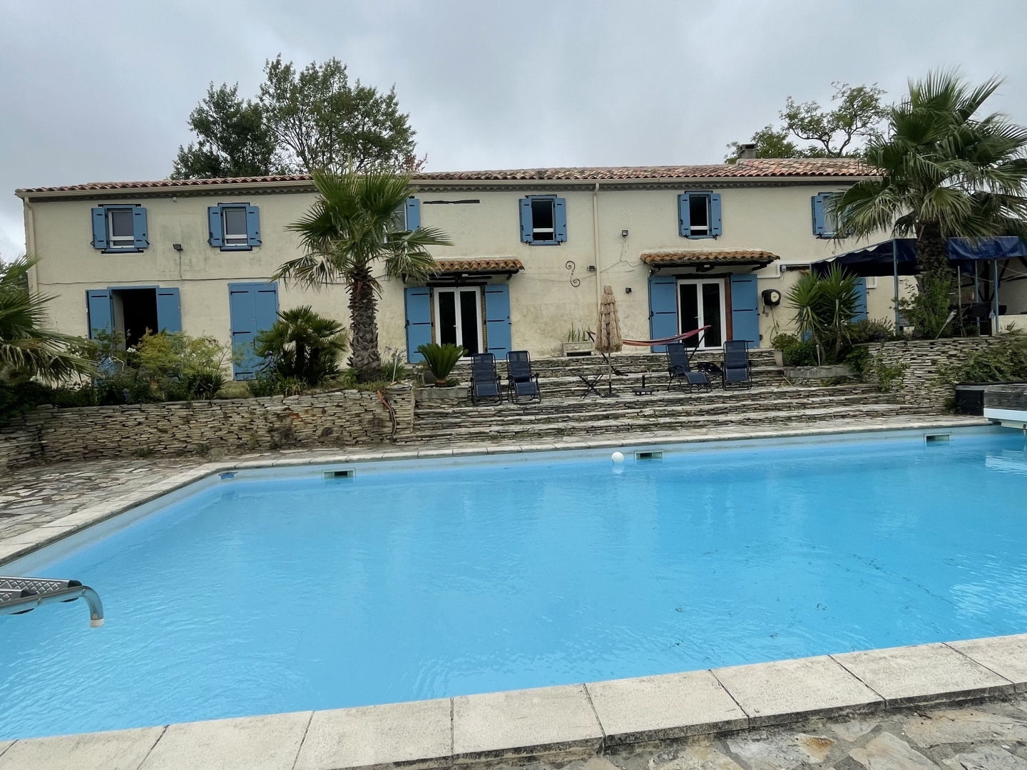 A vendre demeure d'exception, avec grand jardin, bois et piscine