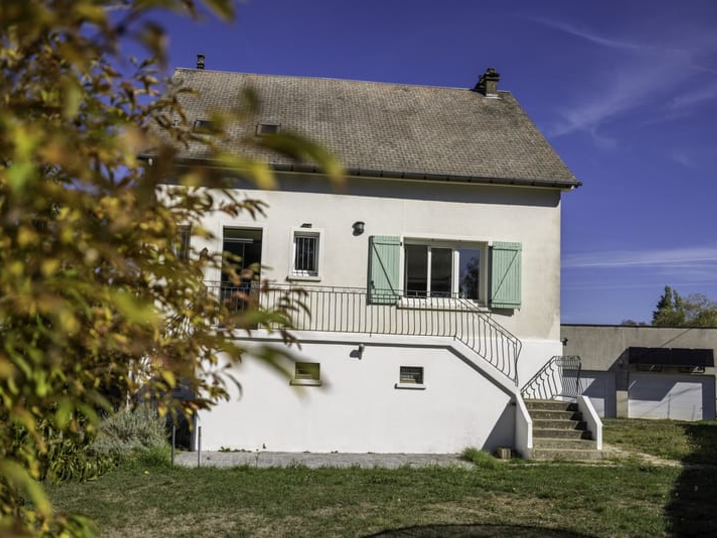 Chaulgnes, proche de Nevers. Belle maison familiale, calme avec de beaux volumes.