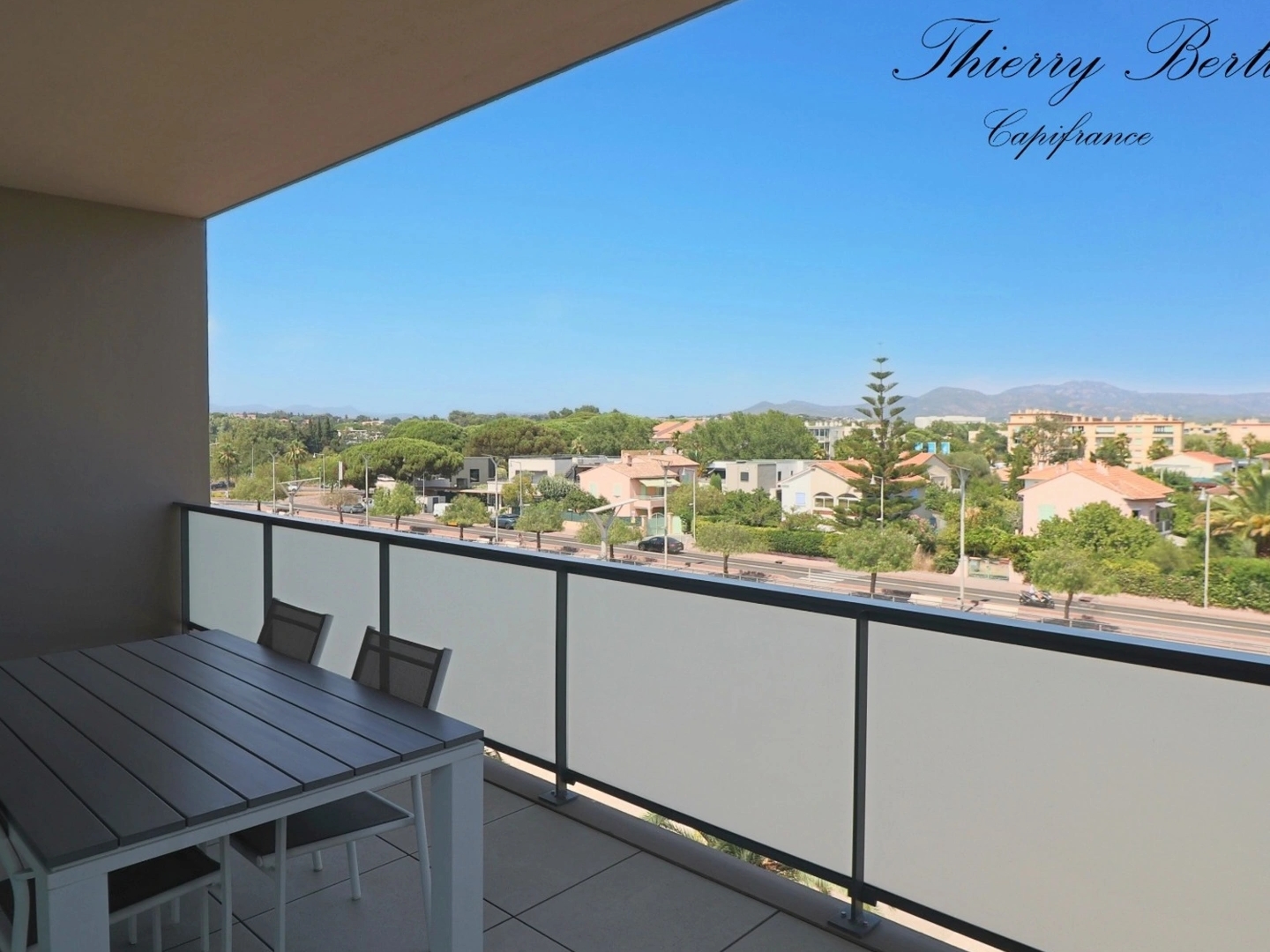 Appartement à vendre - 3 pièces - 81m2 - Fréjus (83600)