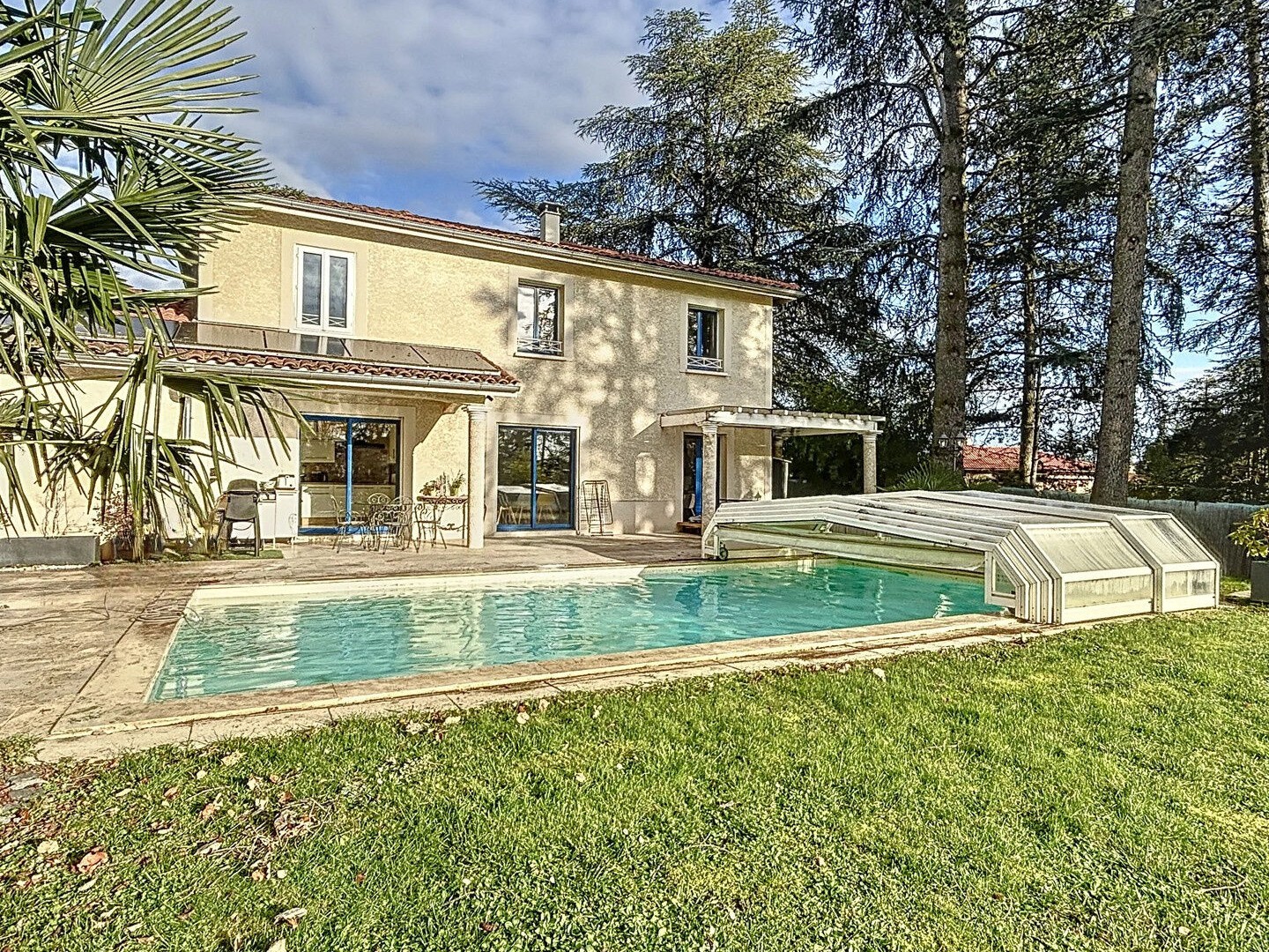 MAISON FAMILIALE D'EXCEPTION À CHARBONNIÈRES-LES-BAINS AVEC