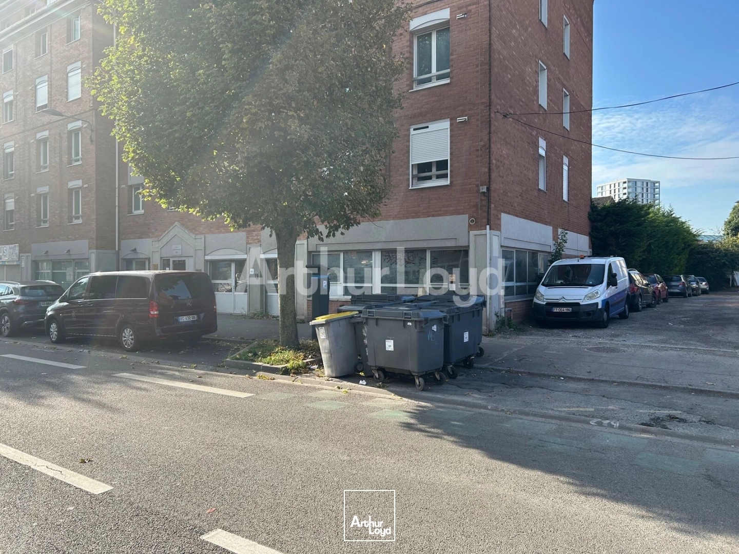 Bureaux à vendre - RDC ERP avec visibilité, parkings et accès métro immédiat