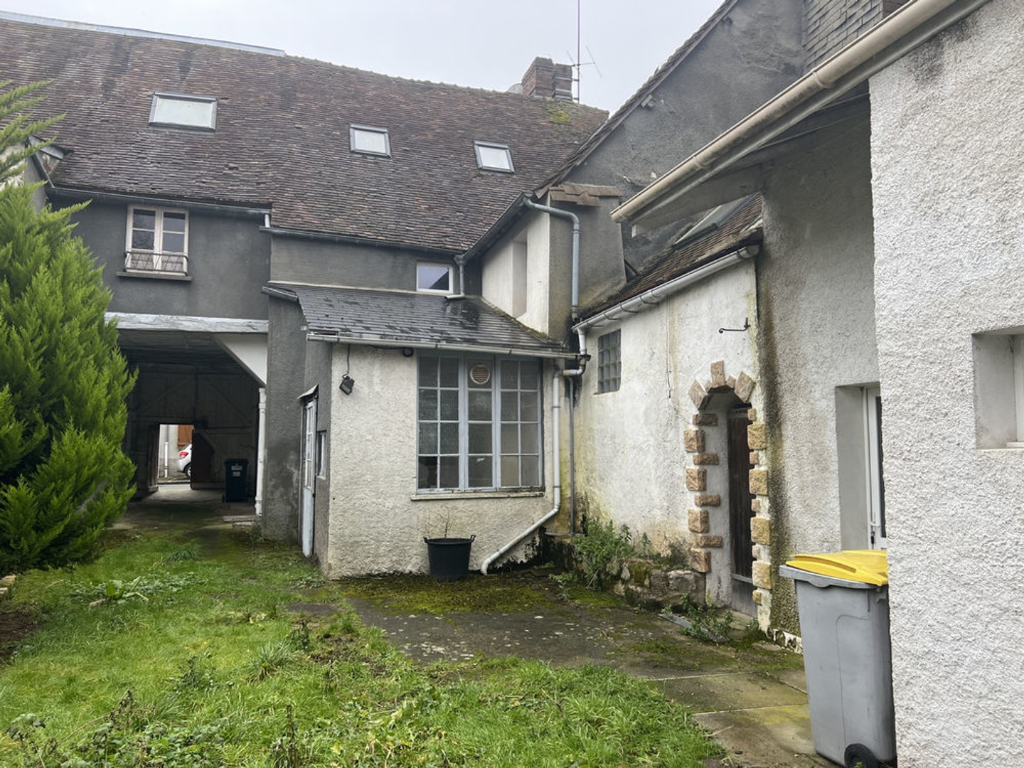 ENSEMBLE IMMOBILIER comprenant 4 appartements - une grange et un jardin 5 min d AUNEAU