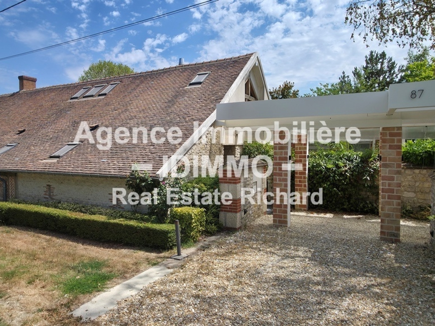 EN EXCLUSIVITÉ VÉRITABLE BIJOU AU STYLE MAISON D'ARCHITECTE 200 m2 habitables à CHAPELON 45270