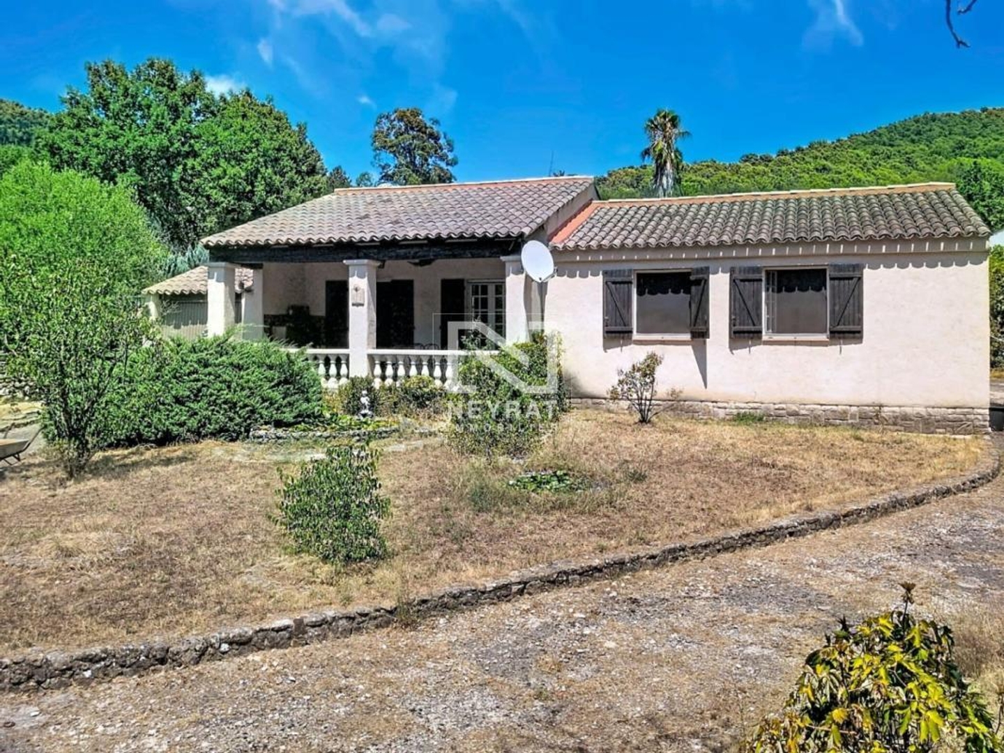 Maison individuelle à fort potentiel - 3 chambres, terrain arboré de 1 500 m²