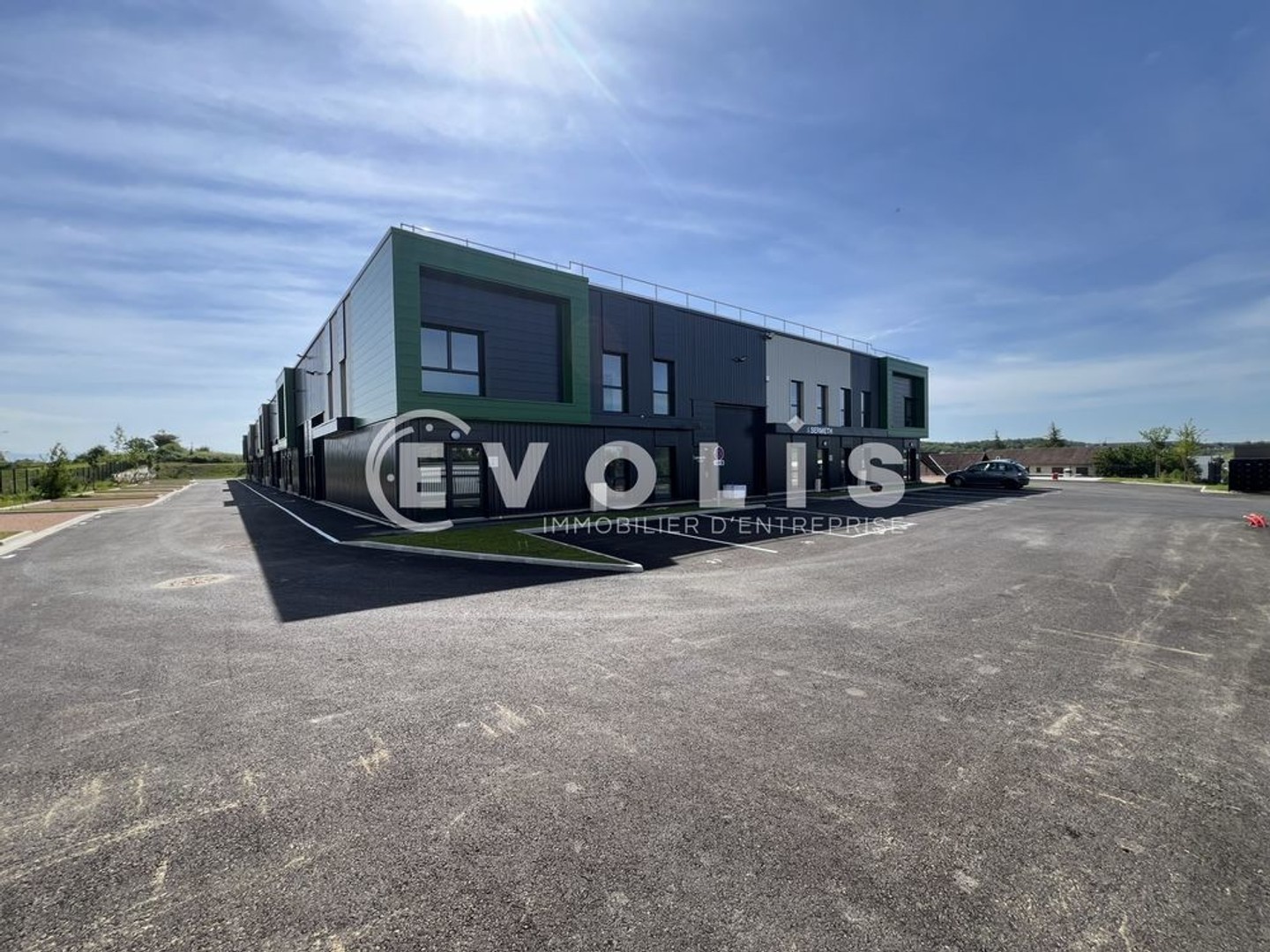Locaux d'activité - A VENDRE OU A LOUER - 2 395 m² divisibles à partir de 196 m²
