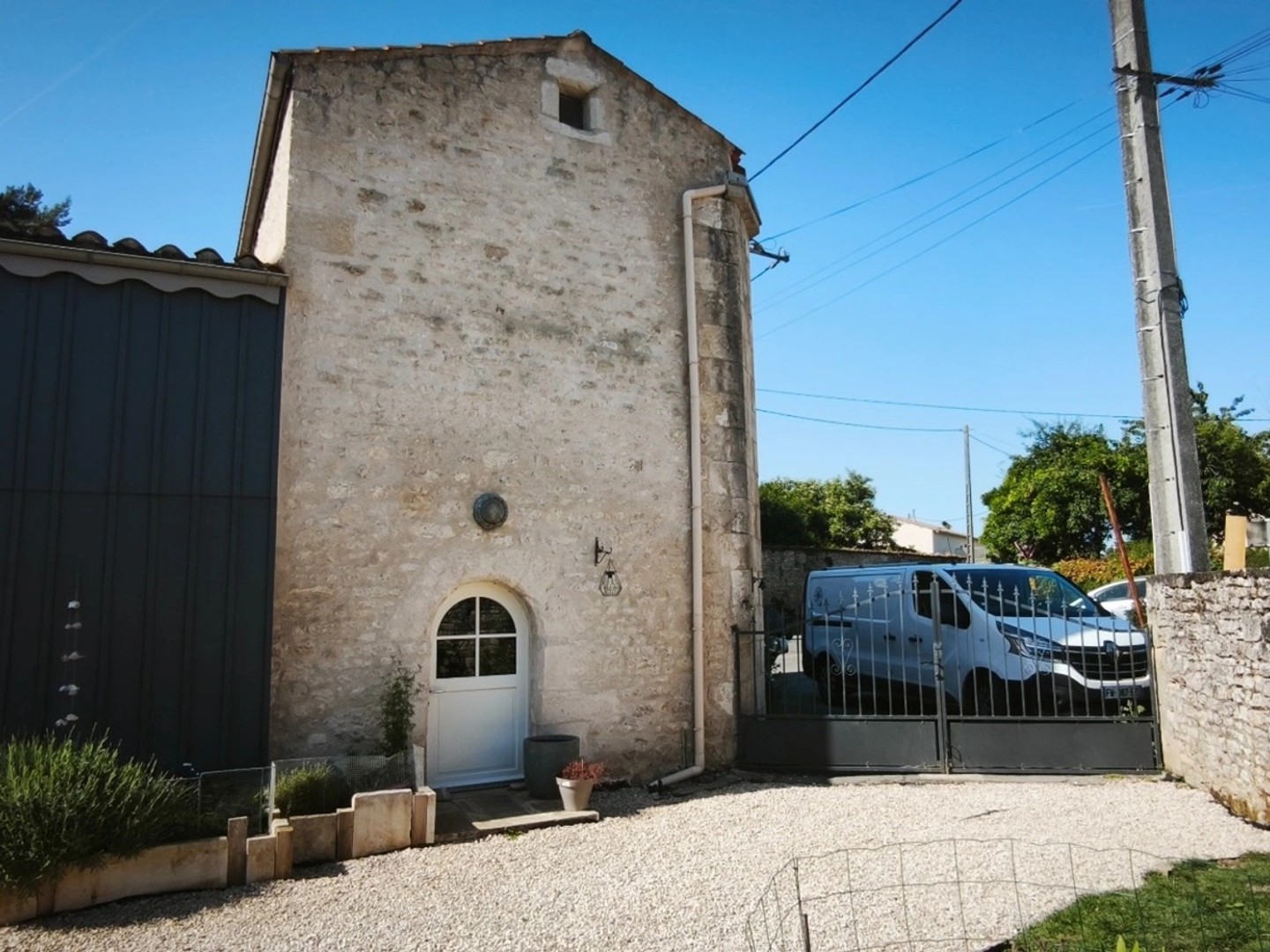 Ensemble immobilier composé d'une magnifique maison en pierre pleine de charme d'environ 110m2 et d'une seconde maison à rénover offrant un beau potentiel d'environ 60m2. SAINT GELAIS (79)