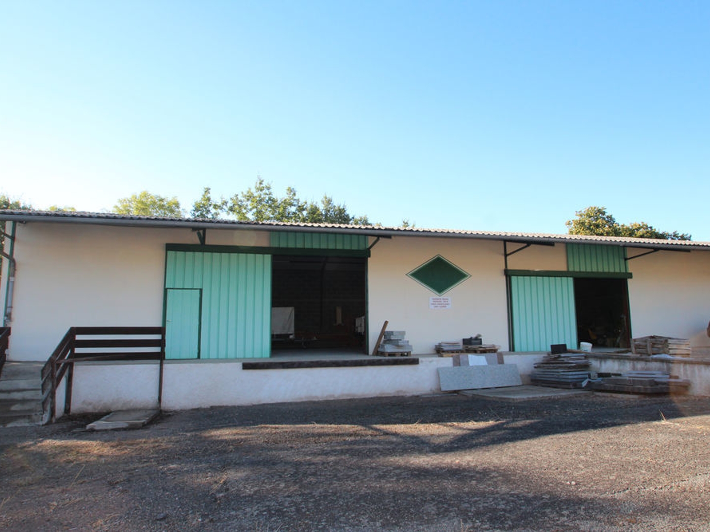LA MACHINE, Hangar de stockage de près de 250 m2