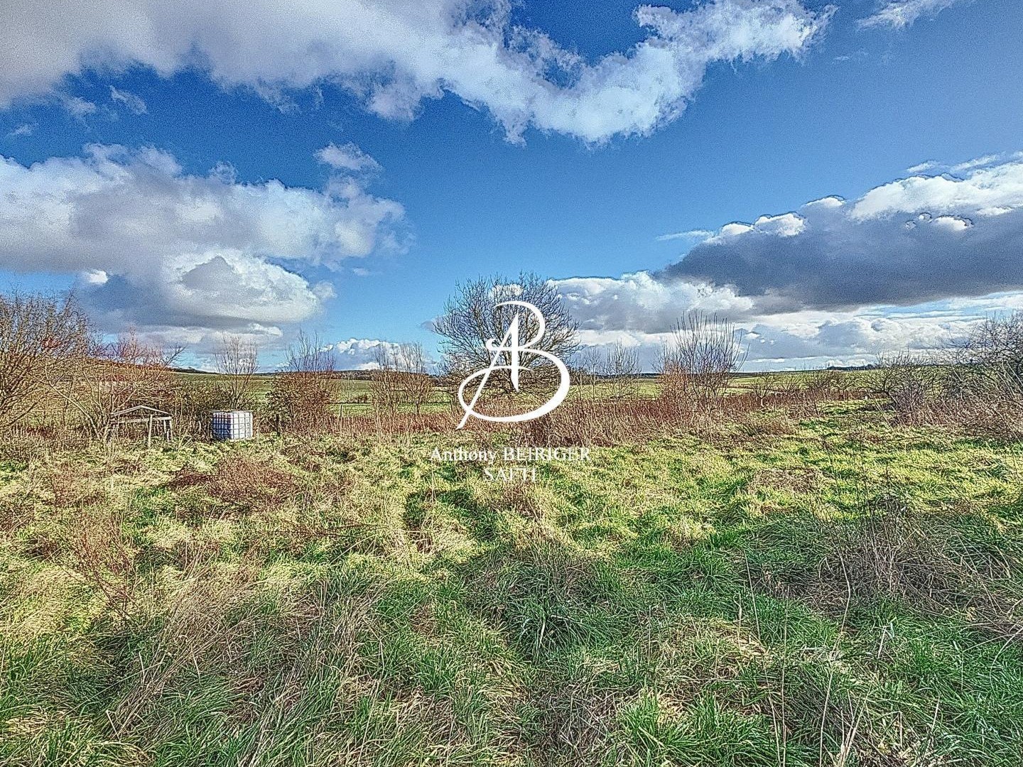 Terrain constructible 1420 m2 exposé sud/est, borné et plat