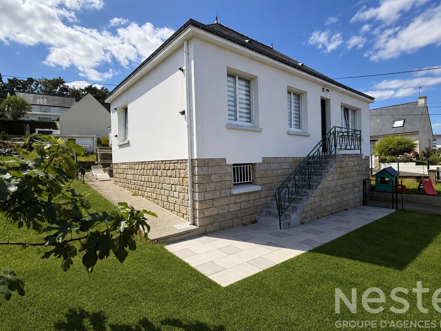 Maison familiale au calme avec sous-sol complet, 3 chambres et commerces à pied