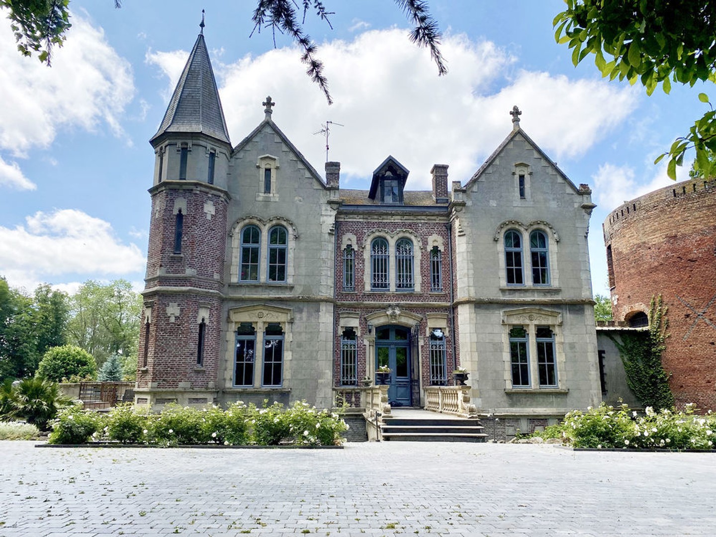Château et sa tour médiévale du 14 ème siècle