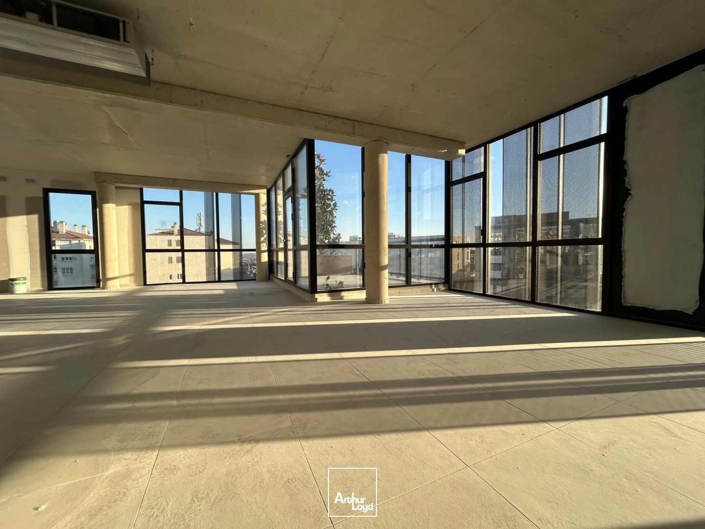 BUREAUX NEUFS A LA VENTE