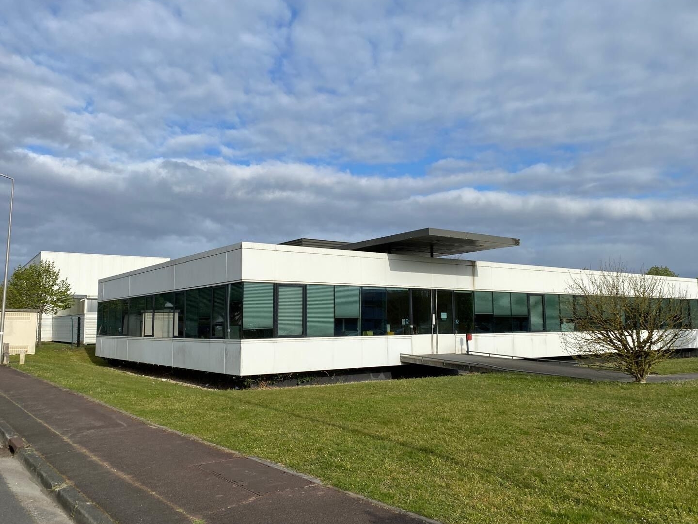 Local professionnel 600 m²