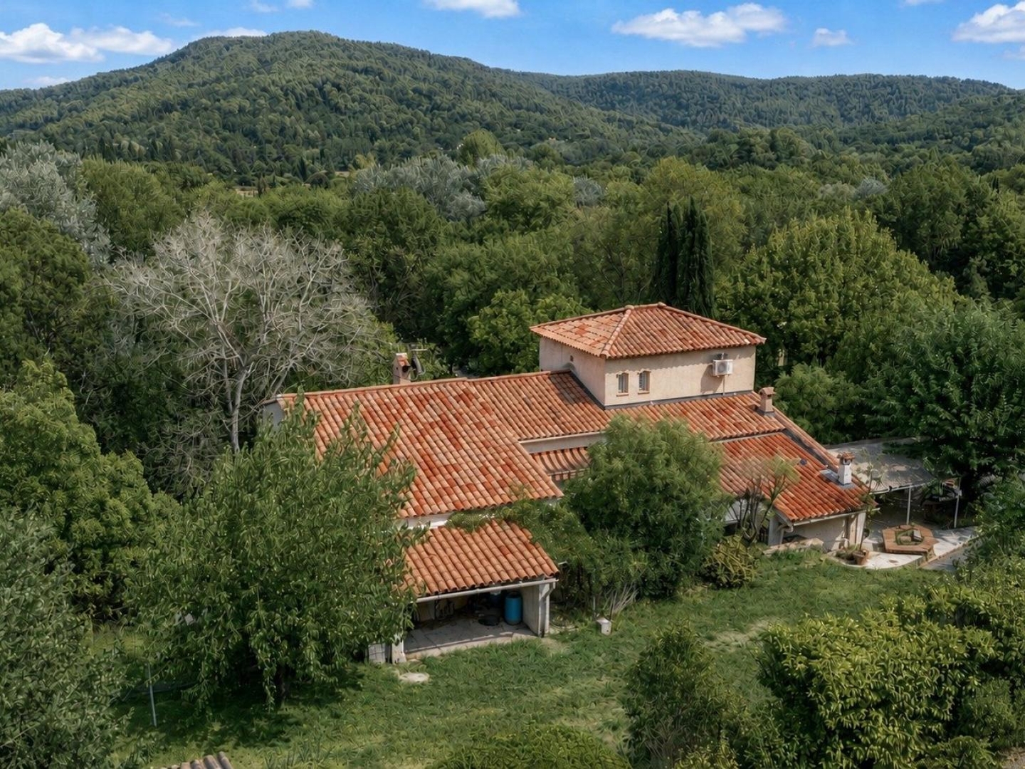 UN HAVRE DE PAIX AU BORD DE LA RIVIÈRE, IDÉAL POUR UNE VIE DE FAMILLE