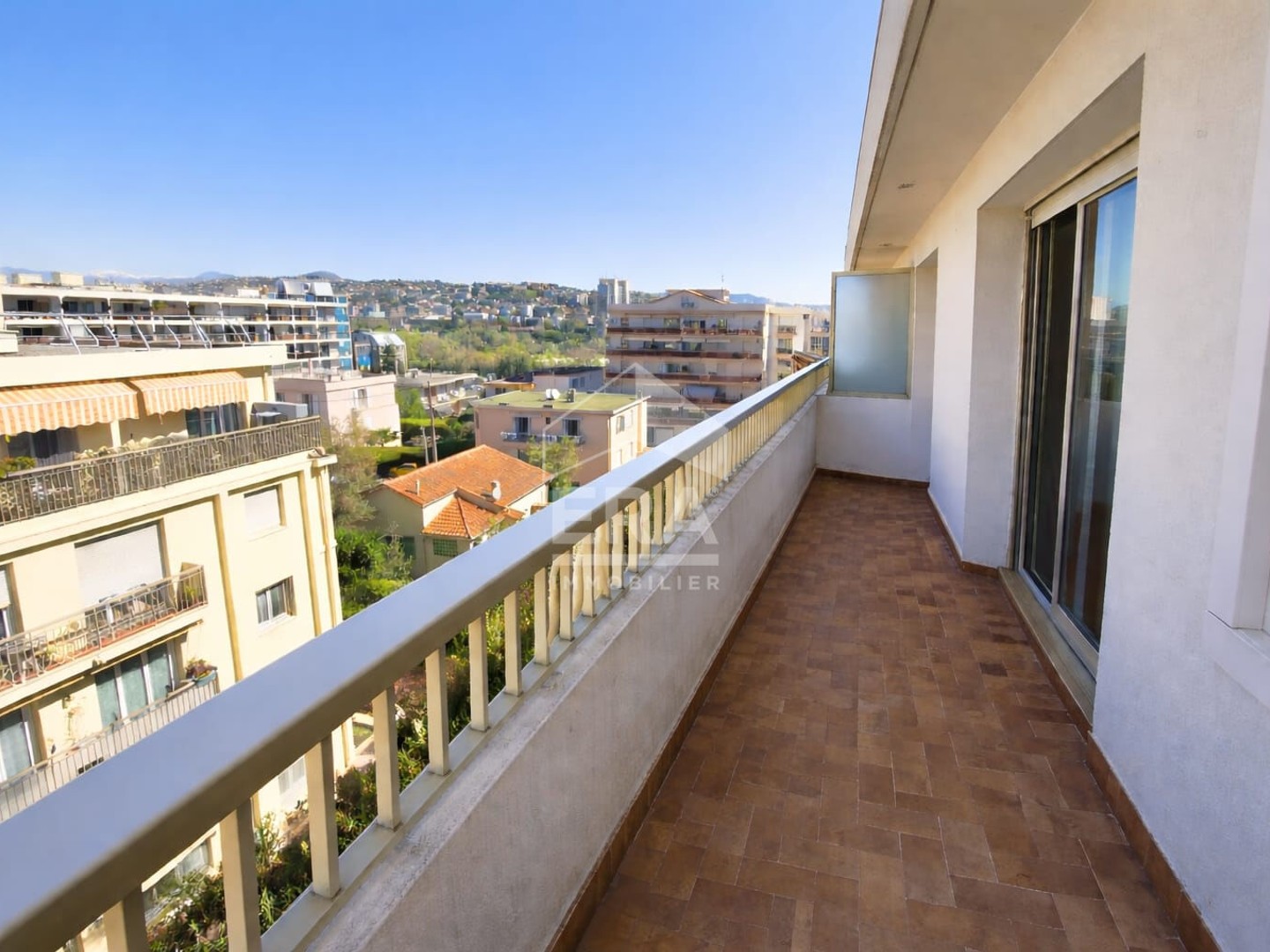 ST LAURENT DU VAR/ CENTRE-VILLE - 1/2 pièces 37m2, dernier étage, terrasse 10m2