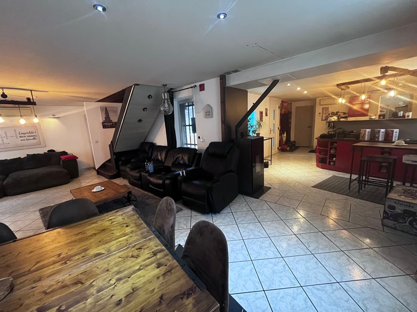 SAINT JULIEN MONTDENIS Dans charmant village situé à proximité des Stations et d'une sortie de l'A43 Découvrez cette maison entièrement rénovée avec goût d'une surface habitable de 164 m2 ouvrant sur une agréable terrasse au calme, qui bénéficie en outre